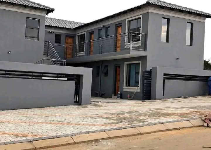 itsLebzin's tweet image. Imagine grinding day and night to build your business, only for the extortion gang to demand a share of your profits. Crazy.😭