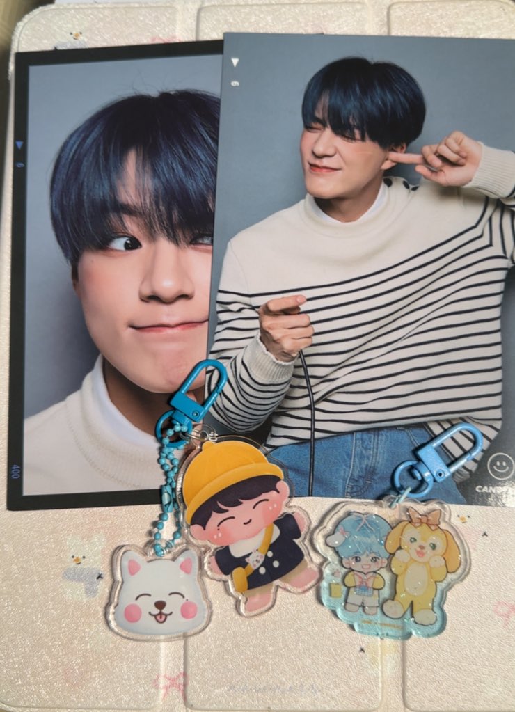 hi ada yang mau gak 

2 postcard official jeno + keychain 

15k/all dom surabaya