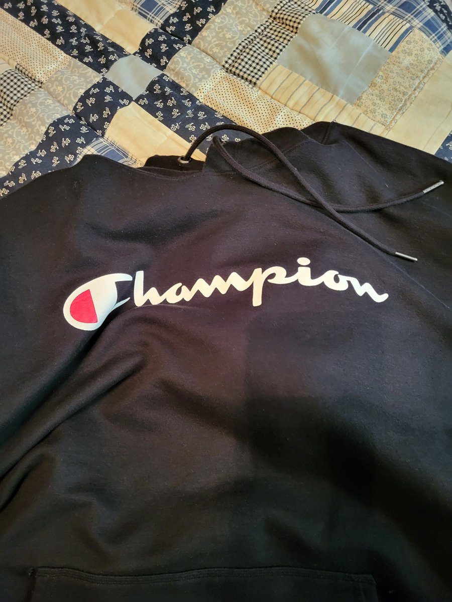 KolarSteve412's tweet photo. @ChampionUSA so I have had a lot of your products through the years and this is a first the area around the wrist on both hands continue to unravel not the quality I expect. I guess someone in El Salvador was having a bad day https://t.co/VyaChvJzLt