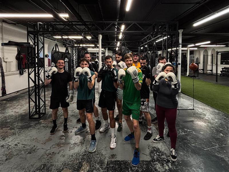 🥊Récemment la #BesTeam a fait une initiation à la boxe!

Une belle façon de renforcer la cohésion, l’écoute et la collaboration : des valeurs qui comptent autant dans le ring que dans nos projets 💪

#TeamBuilding #CultureDentreprise #Boxe #EspritdÉquipe