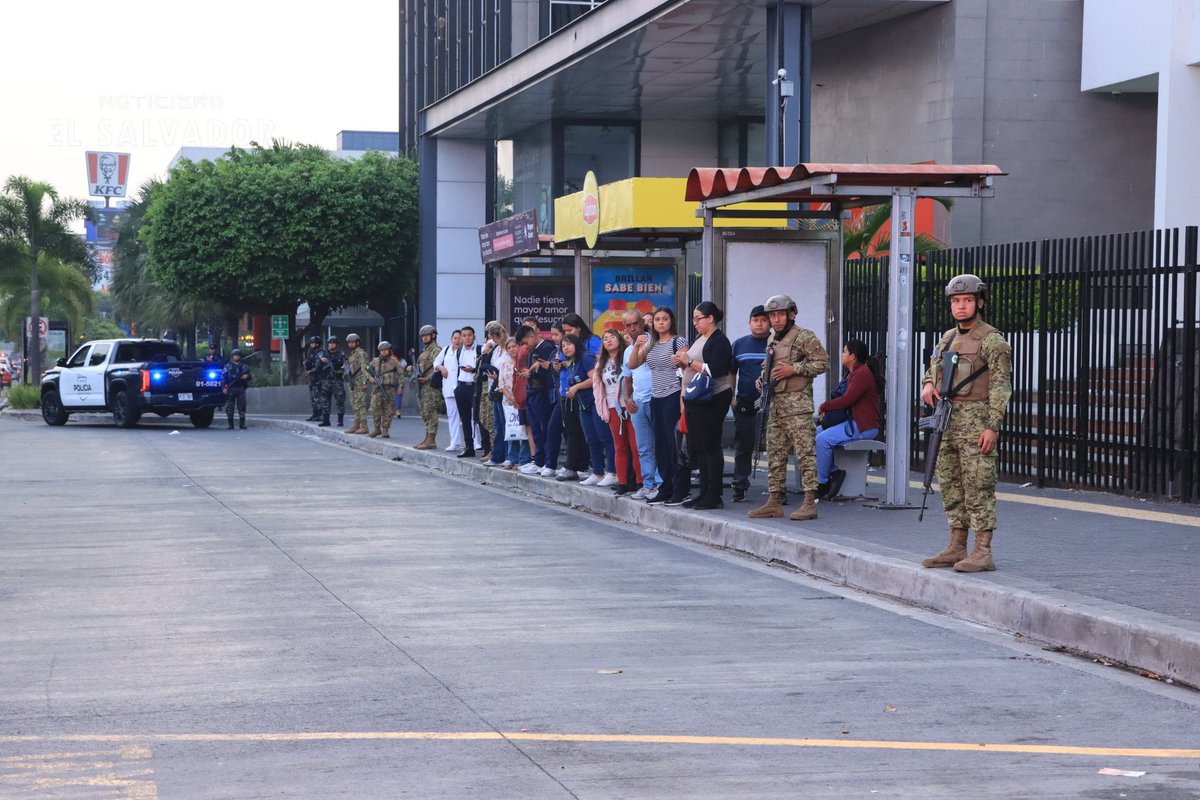 Abigail Contreras (@abicontrerassv) on Twitter photo Desde las primeras horas de este martes, el <a href="/VMTElSalvador/">VMT</a>, junto a la <a href="/PNCSV/">PNC El Salvador</a> y la <a href="/FUERZARMADASV/">FUERZA ARMADA</a>, ha desplegado operativos de inspección en todo el territorio nacional.
El objetivo de estas acciones es verificar que las unidades de transporte público respeten las rutas y Desde las primeras horas de este martes, el <a href="/VMTElSalvador/">VMT</a>, junto a la <a href="/PNCSV/">PNC El Salvador</a> y la <a href="/FUERZARMADASV/">FUERZA ARMADA</a>, ha desplegado operativos de inspección en todo el territorio nacional.
El objetivo de estas acciones es verificar que las unidades de transporte público respeten las rutas y