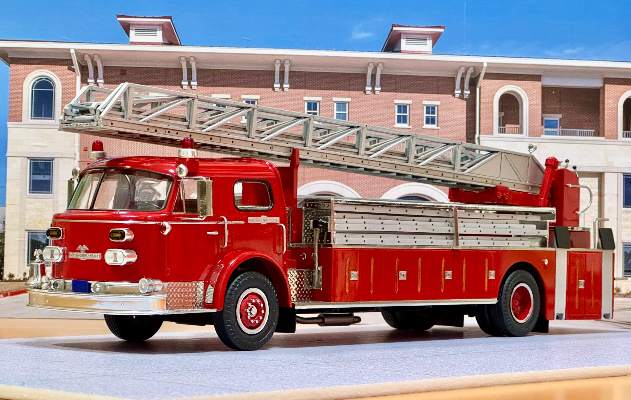 AMT 1/25　アメリカン　ラ・フランス　はしご車 Amazon | AMT 1/25 アメリカン ラフランス はしご車 プラモデル