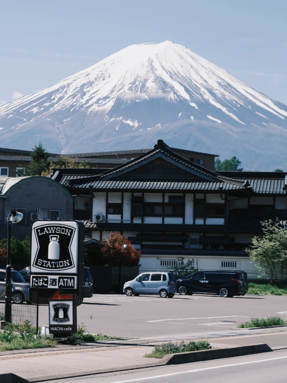 富士山のふもとで出会ったローソン。伝統的な日本の建物と現代の便利さが調和しています!富士山の絶景にコンビニのMachicoffeeを合わせた、旅の小さな幸せです。