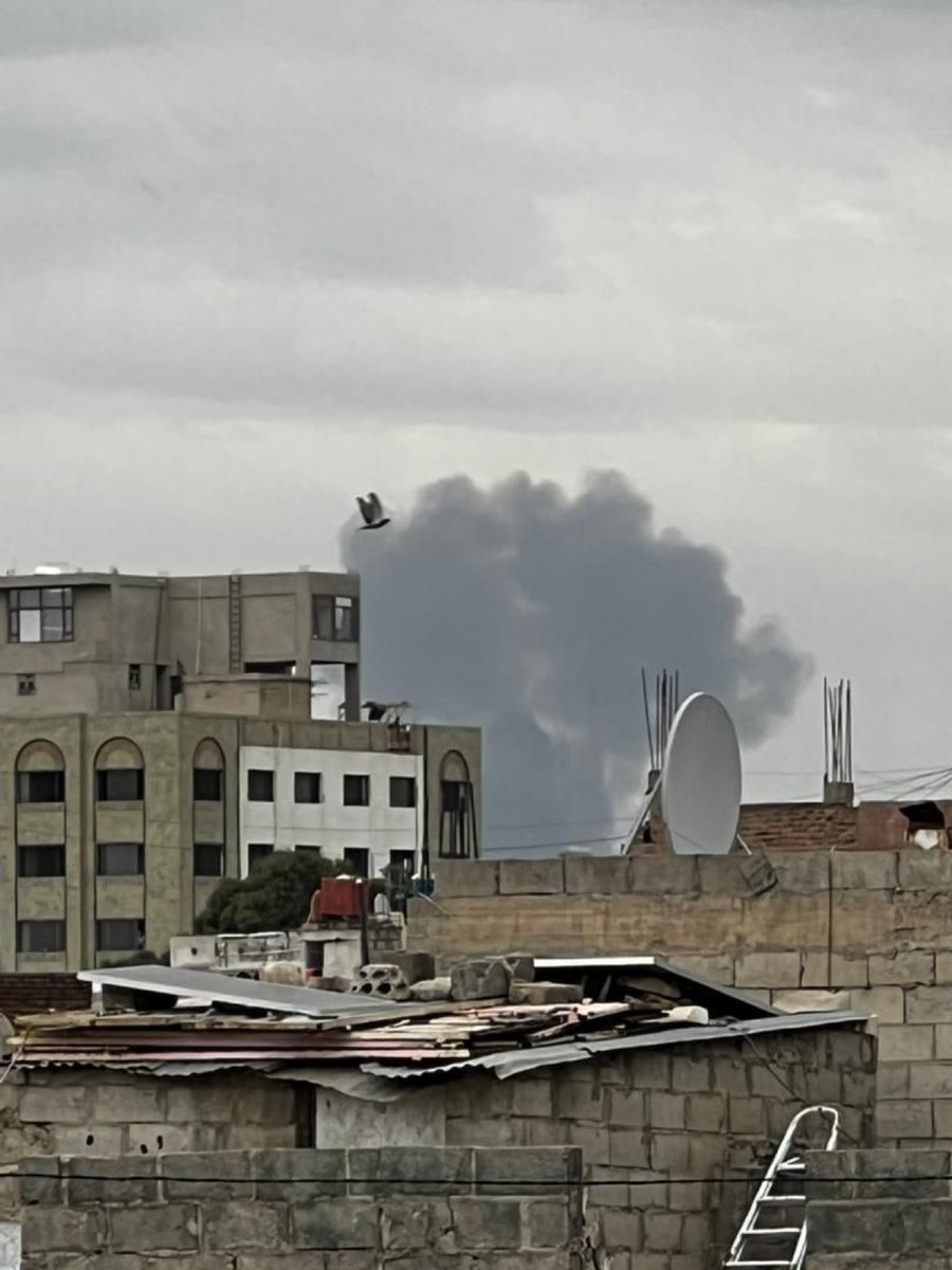 #عاجل #صنعاء : تصاعد ألسنة الدخان نتيجة قصف إسرائيلي عنيف على #مطار_صنعاء الدولي