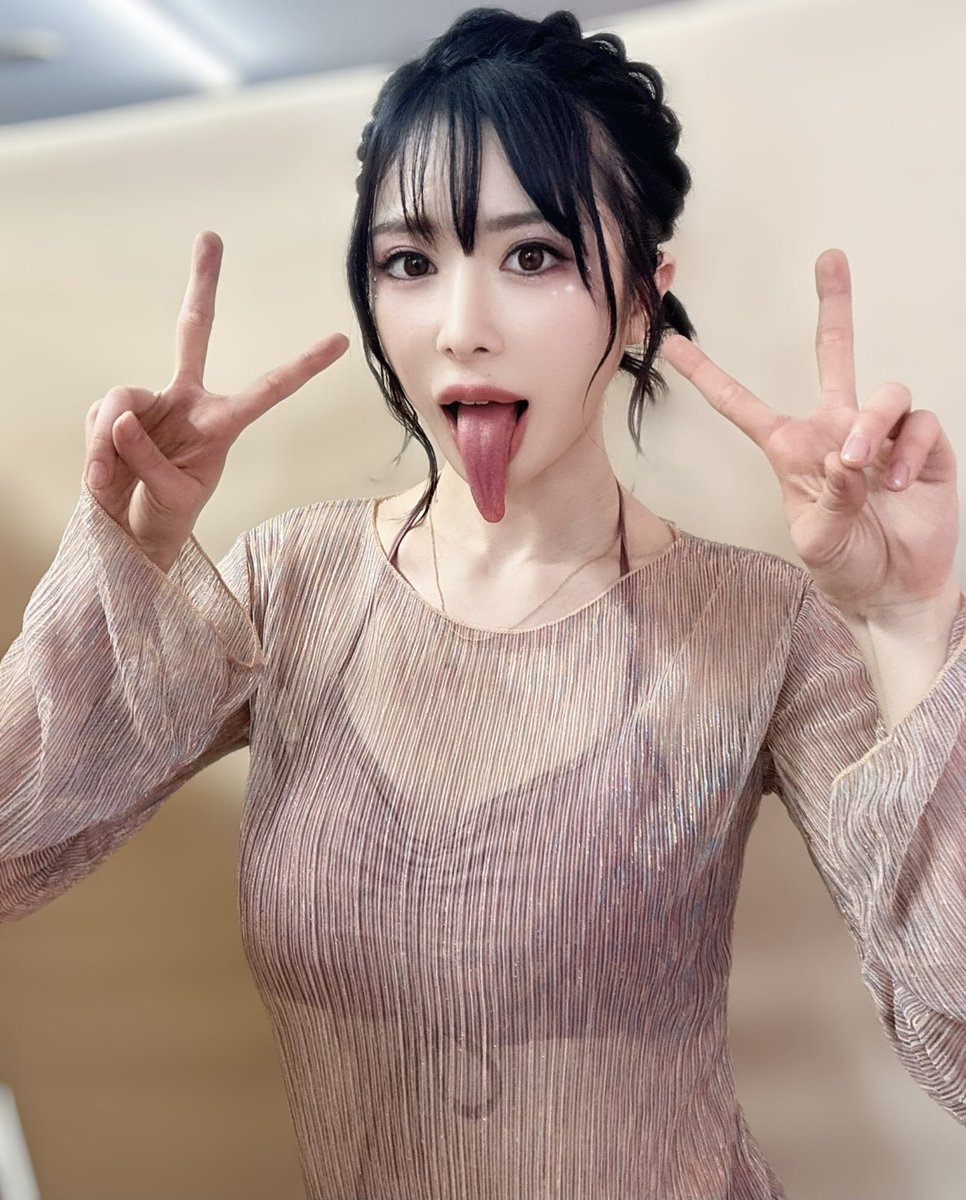 最近、初めて会うファンの方や女優さんと話すと、まず最初に言われるのが、「辻井ほのかさんですよね？」よりも、「舌が長い女優さんですよね？」なんです！！
名前より舌で認知されてる！！（笑） https://t.co/63BwSAwMmu