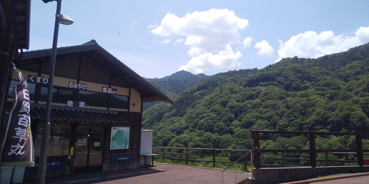 朴葉巻き

小豆餡を包んだ米粉の生地を朴葉で巻いて蒸し上げた、木曽路の初夏の名物。
素朴ながら、朴葉の香りの、山間の風物詩甘味