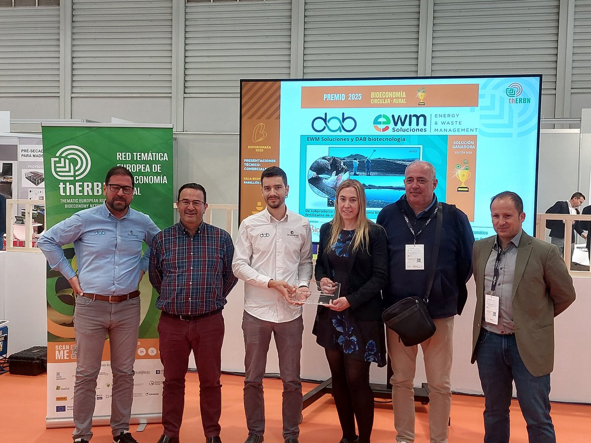 Se ha entregado hoy en <a href="/feriavalladolid/">Feria de Valladolid</a> el Premio Bioeconomía Circular Rural 2025 organizado x <a href="/AVEBIOM/">AVEBIOM</a> .  Premiado #EWMSoluciones y #DABbiotecnología  x el proyecto: `De subproducto a recurso: tratamiento biológico para obtención de un fertilizante de alto valor´.  <a href="/UPA_Federal/">UPA</a>