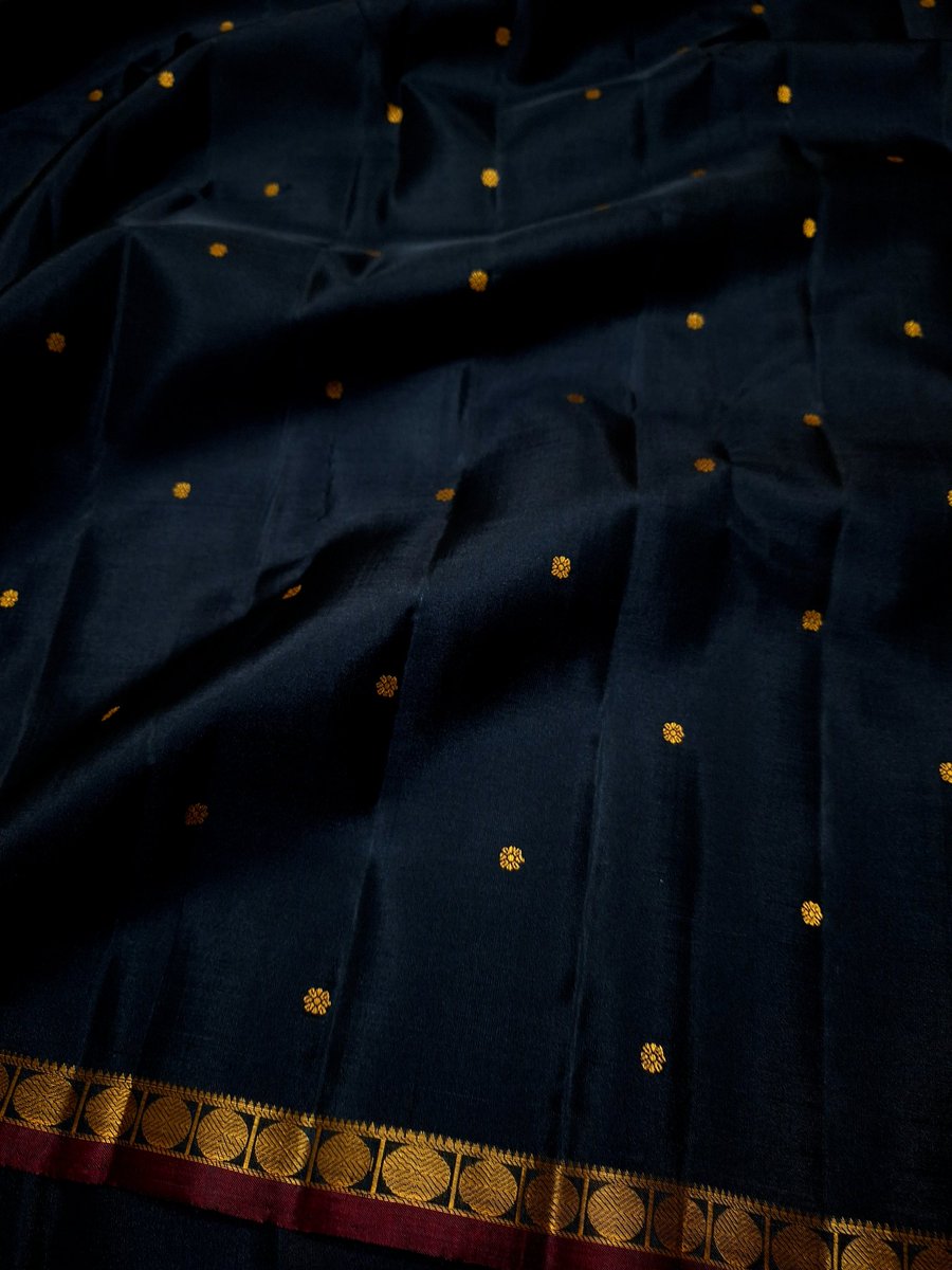 GO2Peak's tweet image. Namaskaram Ji 🙏.  #puresilk #No_Zari handloom silk saree. 

Colour: Black

Border and Butta : zari Colour silk thread. 

Thank you ji 🙏.