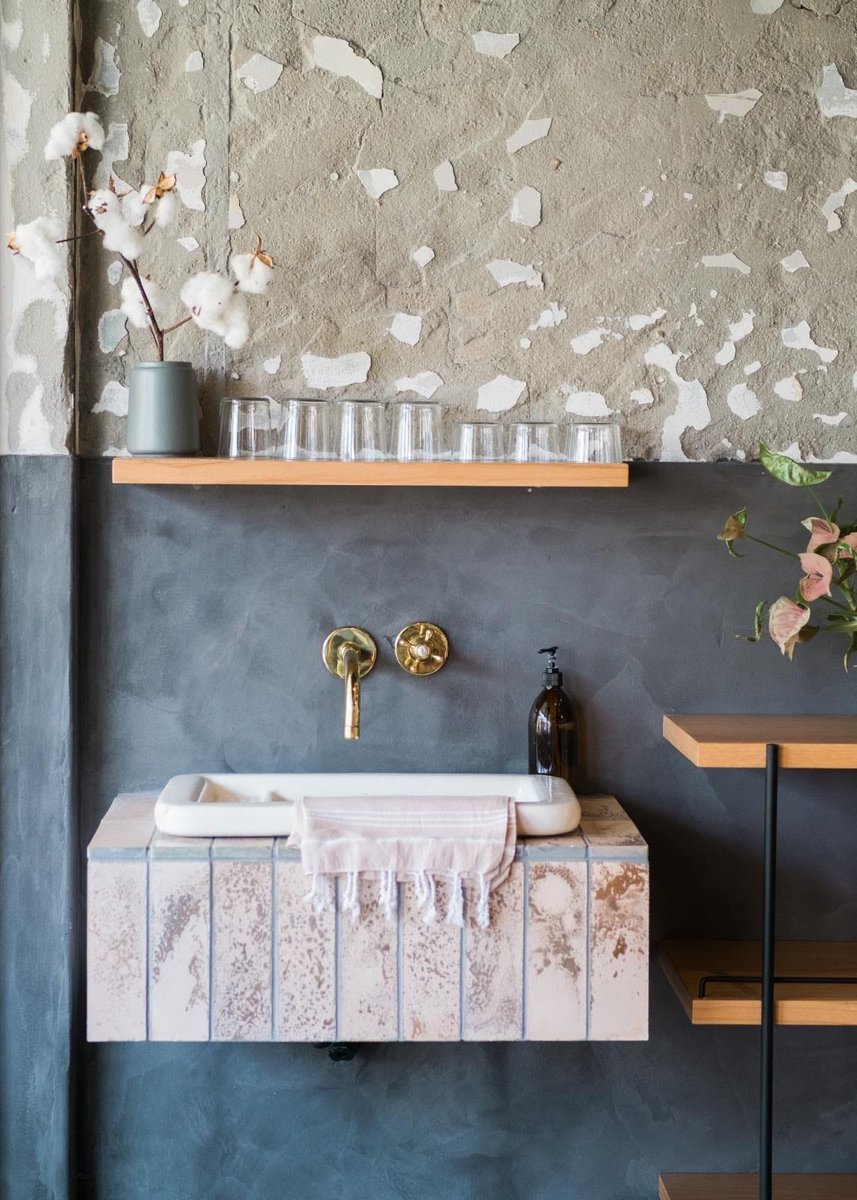 interior_oli's tweet photo. Baño rústico en tonos azul petróleo con palangana de cerámica y toques dorados: una mezcla perfecta de elegancia y estilo. ¿Qué os parece? 😍

📎Blog Planner 5D

#BañoRústico #DecoraciónDeInteriores  #TendenciasDecoración #Diseño #bathroomideas #bathroomstyle #interiordesign https://t.co/rRvdfTyuSB