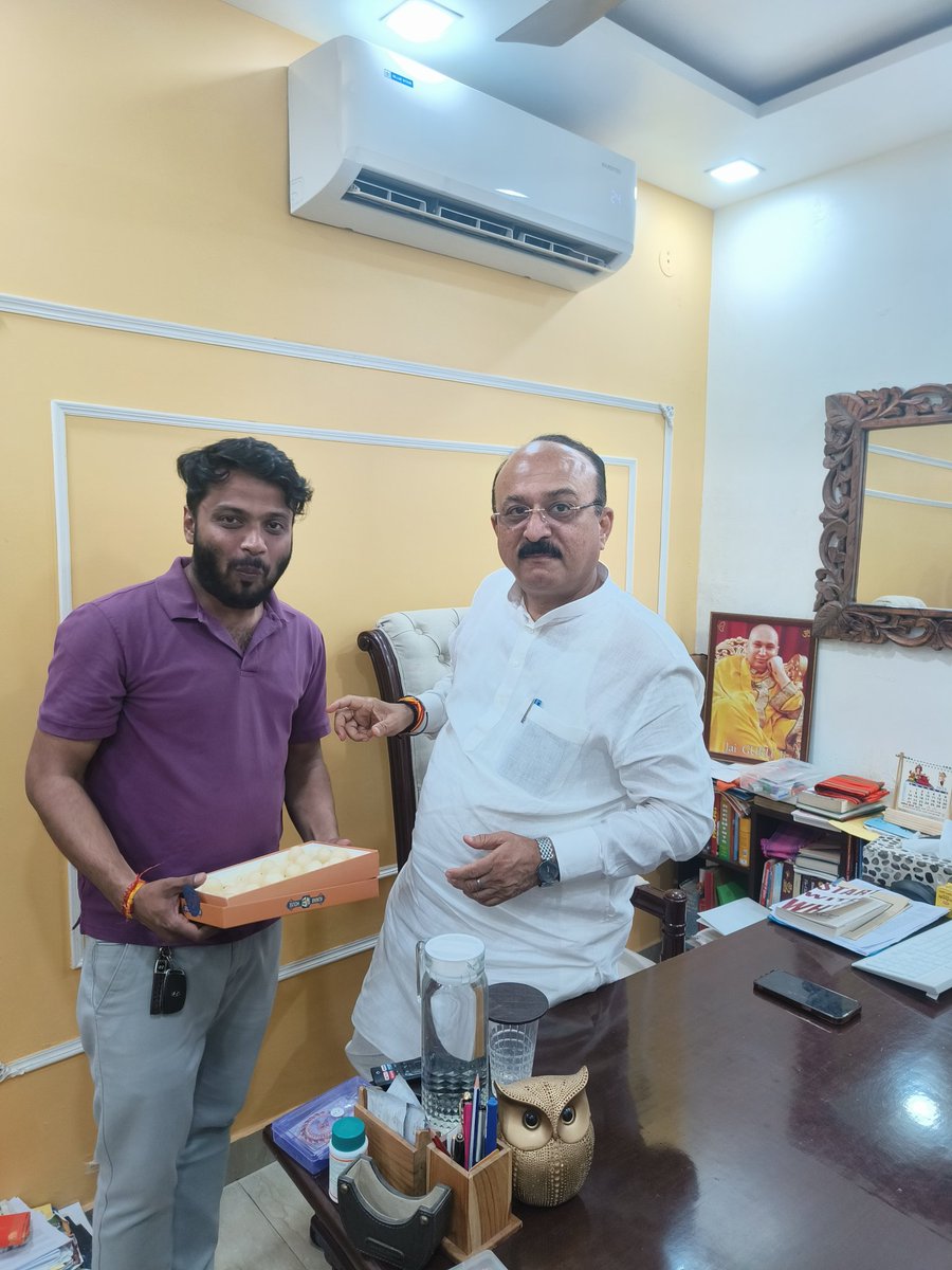 neerajdixitbjp's tweet photo. संगठन के शीर्ष नेतृत्व व बड़े भाई कैबिनेट मंत्री श्री @ashishsood_bjp जी द्वारा मुझ पर पुनः विश्वास कर जनकपुरी साउथ मंडल 104 से 'मंडल अध्यक्ष' नियुक्त करने के लिए बहुत बहुत धन्यवाद।
#अध्यक्ष नियुक्त होने के पश्चात 'बड़े भाई जी' का आशीर्वाद लिया।
@BJP4Delhi https://t.co/YDeFceMY9T