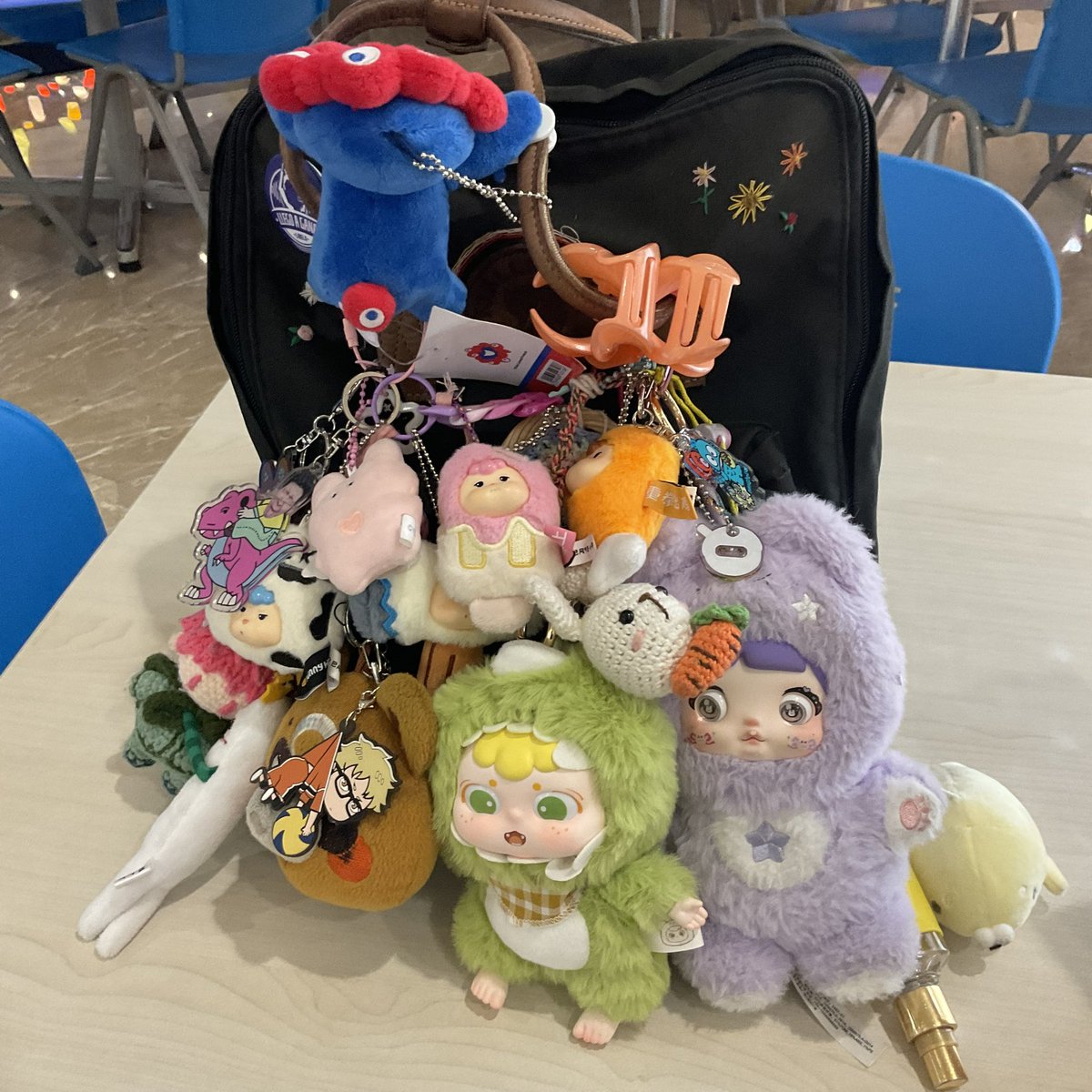 embvert's tweet image. Aku dan tasku yang super berat itu