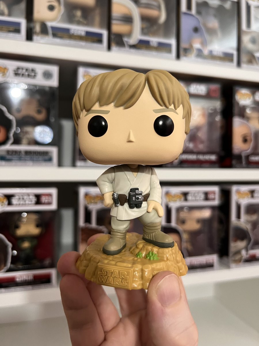 LeePepCollects's tweet photo. Just added Star Wars #764 Luke Skywalker to the collection!
That sandy base and macrobinoculars detail are spot on.
A New Hope-era Luke always brings the nostalgic vibes!
Who else is collecting the terrain base series?
#FunkoPop #FunkoUK #LeePepCollects #FunkoPep https://t.co/xPMDaLQnfR