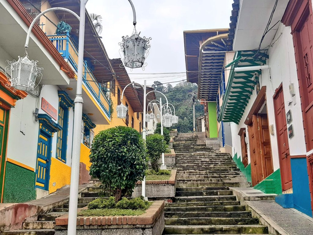 No es #FelizMartes en #Jericó, Antioquia. En la vereda Vallecitos los campesinos ajustan #34DíasDePlantón contra la empresa minera #Quebradona de Anglogold Ashanti. <a href="/petrogustavo/">Gustavo Petro</a> #JericóSinMinería #FueraAngloGold