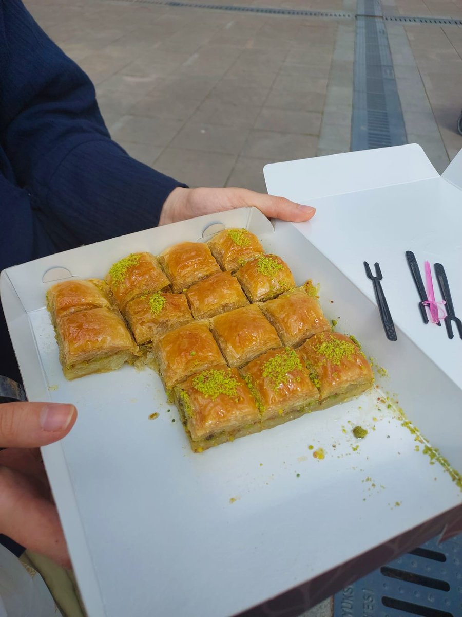 Sizce ben nişanlımin gelmesine 1 ay kala hacıbayram avlusunda tatlı dağıtmış miyimdır? ❤️