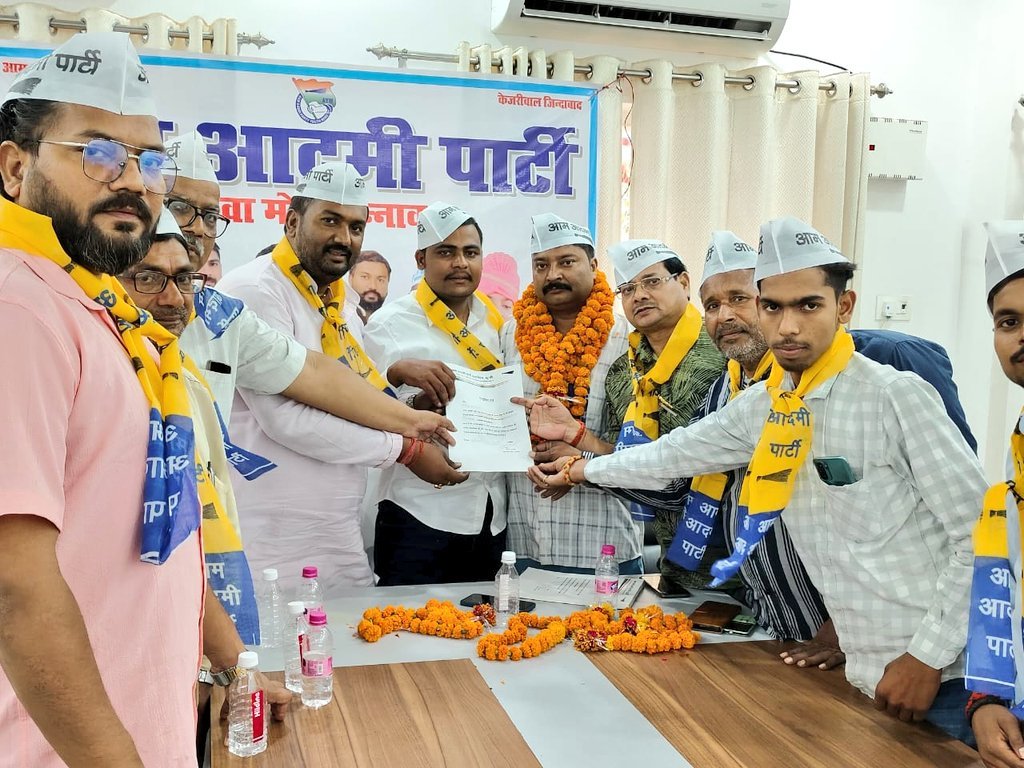 आज उन्नाव जनपद में AAP यूथ विंग संगठन की बैठक में "हर बूथ पर 10 यूथ" मिशन को लेकर विस्तार पूर्वक चर्चा हुई।

साथ ही दीपू महराज को सर्व सहमति से युवा मोर्चा का जिलाध्यक्ष बनाया गया।

बैठक में जिलाध्यक्ष कुलदीप यादव जी सहित पार्टी के तमाम नौजवान साथी मौजूद रहे।