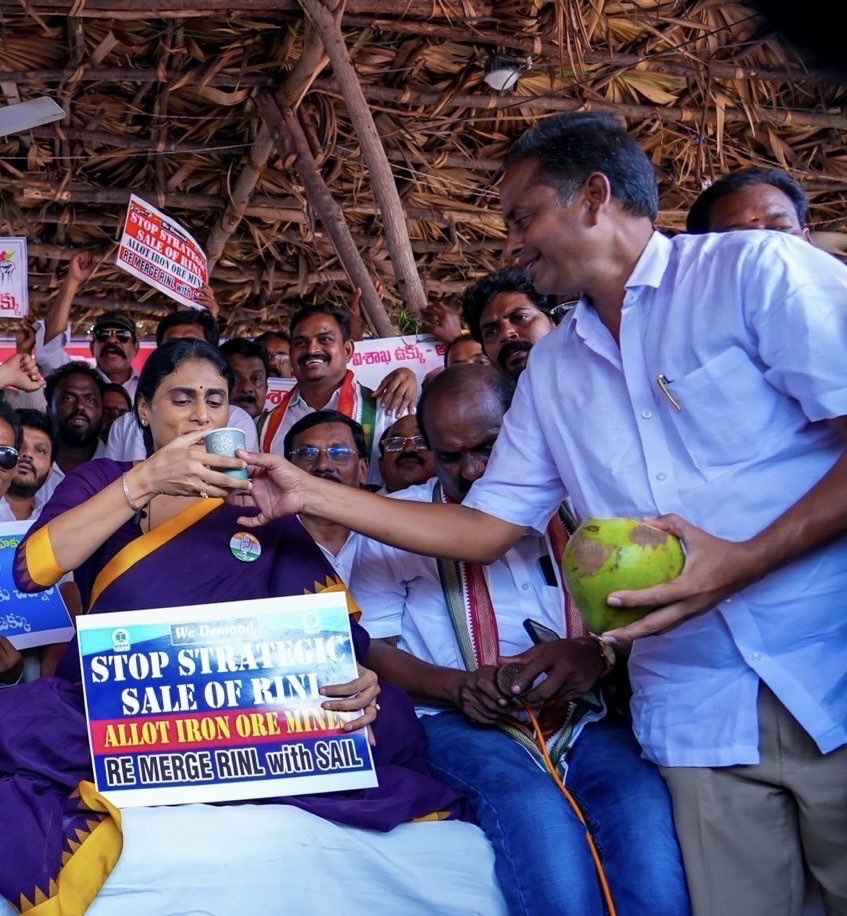 realyssharmila's tweet photo. విశాఖ ఉక్కు - ఆంధ్రుల హక్కు. విశాఖ స్టీల్ ప్లాంట్ కార్మికులకు మద్దతుగా నిరహార దీక్ష చేయడం జరిగింది. 2021 జనవరిలో తీసుకున్న ప్రైవేటీకరణ నిర్ణయానికి వ్యతిరేకంగా అప్పటి నుంచి ఉద్యమం కొనసాగుతూనే ఉంది. 2014 వరకు వైజాగ్ స్టీల్ కాంగ్రెస్ @INCIndia హయాంలో ఒక వెలుగు వెలిగింది. బీజేపీ హయాంలోనే స్టీల్ ప్లాంట్‌కి కష్టాలు మొదలయ్యాయి. అదానీకి మేలు చేసేందుకు స్టీల్ ప్లాంట్‌ను చంపేస్తున్నారు. గత 6 నెలలుగా కార్మికులను తొలగించే ప్రక్రియ సాగుతుంది. కాంగ్రెస్ హయాంలో ప్లాంట్‌లో 34వేల మంది ఉద్యోగులు ఉండేవారు. ఈ 11 ఏళ్లలో కారణం లేకుండా ఉద్యోగులను తొలగించారు. ఇప్పుడు ప్లాంట్‌లో ఉద్యోగులు 20వేల మంది మాత్రమే ఉన్నారు. 

ఇప్పుడు బీజేపీ @BJP4India అజెండా ఒకటే. స్టీల్ ప్లాంట్ భూములను అదానీకి అప్పగించాలి. అందుకే ఉద్యోగులను సైలెంట్‌గా తొలగిస్తున్నారు. విశాఖ స్టీల్ ప్లాంట్ ఆస్తుల విలువ రూ.4లక్షల కోట్లు. ఇంత విలువ జేసే భూములను అదానీకి అప్పనంగా అప్పజెప్పాలి అనుకుంటున్నారు. విశాఖ స్టీల్‌పై ఎవరి ఇష్టం వచ్చినట్లు వారు మాట్లాడుతున్నారు. బీజేపీ మంత్రులు ప్రైవేటీకరణ లేదు అంటారు. కేంద్ర ప్రభుత్వ ఉన్నత ఉద్యోగులు మాత్రం ప్రైవేటీకరణ నిర్ణయంలో మార్పు లేదు అంటారు. ఇందులో ఏది నిజం ? ఏది అబద్ధం ? రూ.11వేల కోట్లు పరిహారం ఇచ్చి ఆదుకున్నాం అనేది పచ్చి అబద్ధం. ఒక చేత్తో పరిహారం ఇచ్చి మరో చేత్తో బ్యాంక్ అప్పుల రూపేనా వెనక్కు తీసుకున్నారు. మరి పరిహారం ఇచ్చి ఆదుకున్నాం అని ఎందుకు గొప్పలు చెప్తారు? 

స్టీల్ ప్లాంట్ ప్రైవేటీకరణకు ఒప్పుకునేది లేదు. మా ప్రాణాలు అడ్డుపెట్టైనా స్టీల్ ప్లాంట్ కాపాడుకుంటాం. ఇది కాంగ్రెస్ పార్టీ స్థాపించిన ప్లాంట్. కాపాడేది కూడా కాంగ్రెస్ పార్టీనే @INC_Andhra . మోడీనీ, చంద్రబాబు @ncbn ను, పవన్ కళ్యాణ్‌ను @PawanKalyan హెచ్చరిస్తున్నాం. స్టీల్ ప్లాంట్ లో తొలగించిన 2 వేల మందిని వెంటనే విధుల్లో తీసుకోవాలి. స్టీల్ ప్లాంట్SAILలో విలీనం చేయాలి. ఈనెల 20 నుంచి తలపెట్టిన సమ్మెకు కాంగ్రెస్ తరపున మద్దతు ఇస్తున్నారు. కార్మికులను వెంటనే విధుల్లోకి తీసుకోకపోతే 21 న ఇదే స్టీల్ ప్లాంట్ వద్ద ఆమరణ నిరహార దీక్షకు దిగుతామని హెచ్చరిస్తున్నాను.