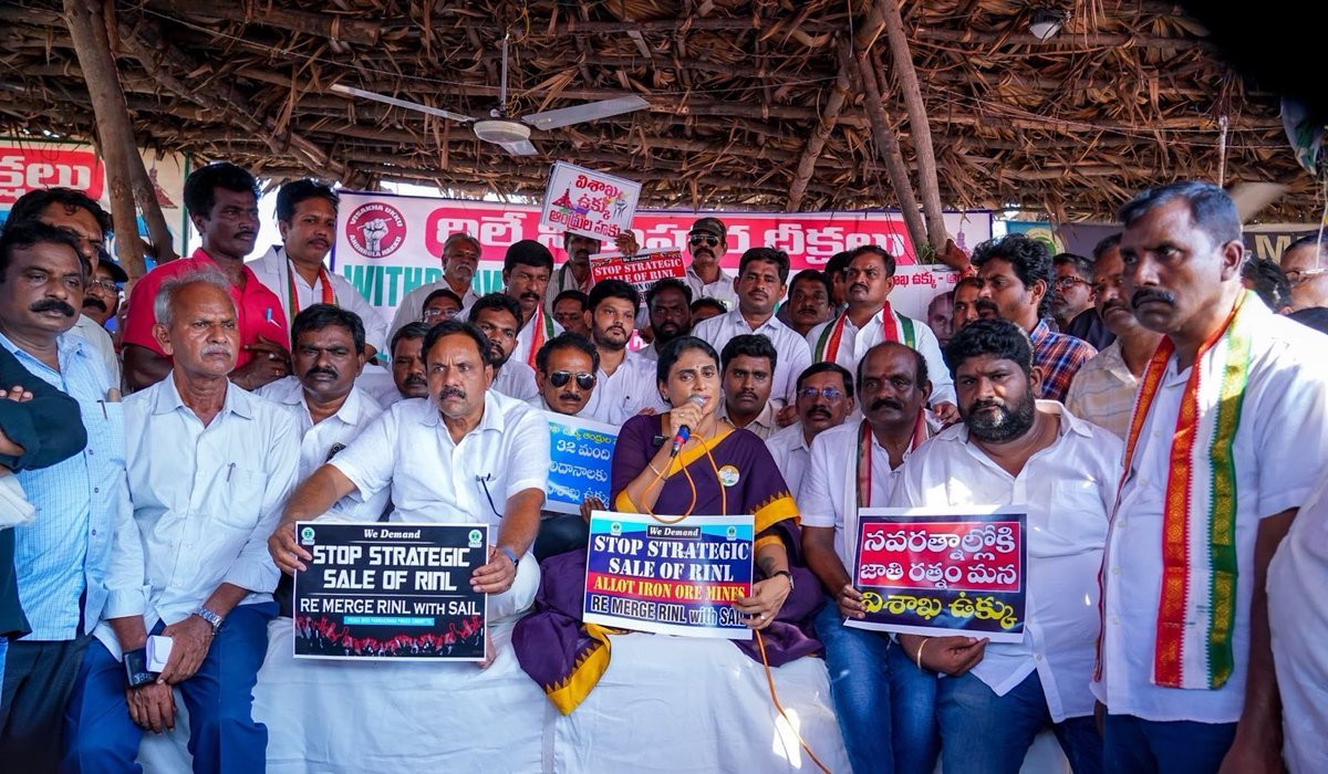 realyssharmila's tweet photo. విశాఖ ఉక్కు - ఆంధ్రుల హక్కు. విశాఖ స్టీల్ ప్లాంట్ కార్మికులకు మద్దతుగా నిరహార దీక్ష చేయడం జరిగింది. 2021 జనవరిలో తీసుకున్న ప్రైవేటీకరణ నిర్ణయానికి వ్యతిరేకంగా అప్పటి నుంచి ఉద్యమం కొనసాగుతూనే ఉంది. 2014 వరకు వైజాగ్ స్టీల్ కాంగ్రెస్ @INCIndia హయాంలో ఒక వెలుగు వెలిగింది. బీజేపీ హయాంలోనే స్టీల్ ప్లాంట్‌కి కష్టాలు మొదలయ్యాయి. అదానీకి మేలు చేసేందుకు స్టీల్ ప్లాంట్‌ను చంపేస్తున్నారు. గత 6 నెలలుగా కార్మికులను తొలగించే ప్రక్రియ సాగుతుంది. కాంగ్రెస్ హయాంలో ప్లాంట్‌లో 34వేల మంది ఉద్యోగులు ఉండేవారు. ఈ 11 ఏళ్లలో కారణం లేకుండా ఉద్యోగులను తొలగించారు. ఇప్పుడు ప్లాంట్‌లో ఉద్యోగులు 20వేల మంది మాత్రమే ఉన్నారు. 

ఇప్పుడు బీజేపీ @BJP4India అజెండా ఒకటే. స్టీల్ ప్లాంట్ భూములను అదానీకి అప్పగించాలి. అందుకే ఉద్యోగులను సైలెంట్‌గా తొలగిస్తున్నారు. విశాఖ స్టీల్ ప్లాంట్ ఆస్తుల విలువ రూ.4లక్షల కోట్లు. ఇంత విలువ జేసే భూములను అదానీకి అప్పనంగా అప్పజెప్పాలి అనుకుంటున్నారు. విశాఖ స్టీల్‌పై ఎవరి ఇష్టం వచ్చినట్లు వారు మాట్లాడుతున్నారు. బీజేపీ మంత్రులు ప్రైవేటీకరణ లేదు అంటారు. కేంద్ర ప్రభుత్వ ఉన్నత ఉద్యోగులు మాత్రం ప్రైవేటీకరణ నిర్ణయంలో మార్పు లేదు అంటారు. ఇందులో ఏది నిజం ? ఏది అబద్ధం ? రూ.11వేల కోట్లు పరిహారం ఇచ్చి ఆదుకున్నాం అనేది పచ్చి అబద్ధం. ఒక చేత్తో పరిహారం ఇచ్చి మరో చేత్తో బ్యాంక్ అప్పుల రూపేనా వెనక్కు తీసుకున్నారు. మరి పరిహారం ఇచ్చి ఆదుకున్నాం అని ఎందుకు గొప్పలు చెప్తారు? 

స్టీల్ ప్లాంట్ ప్రైవేటీకరణకు ఒప్పుకునేది లేదు. మా ప్రాణాలు అడ్డుపెట్టైనా స్టీల్ ప్లాంట్ కాపాడుకుంటాం. ఇది కాంగ్రెస్ పార్టీ స్థాపించిన ప్లాంట్. కాపాడేది కూడా కాంగ్రెస్ పార్టీనే @INC_Andhra . మోడీనీ, చంద్రబాబు @ncbn ను, పవన్ కళ్యాణ్‌ను @PawanKalyan హెచ్చరిస్తున్నాం. స్టీల్ ప్లాంట్ లో తొలగించిన 2 వేల మందిని వెంటనే విధుల్లో తీసుకోవాలి. స్టీల్ ప్లాంట్SAILలో విలీనం చేయాలి. ఈనెల 20 నుంచి తలపెట్టిన సమ్మెకు కాంగ్రెస్ తరపున మద్దతు ఇస్తున్నారు. కార్మికులను వెంటనే విధుల్లోకి తీసుకోకపోతే 21 న ఇదే స్టీల్ ప్లాంట్ వద్ద ఆమరణ నిరహార దీక్షకు దిగుతామని హెచ్చరిస్తున్నాను.