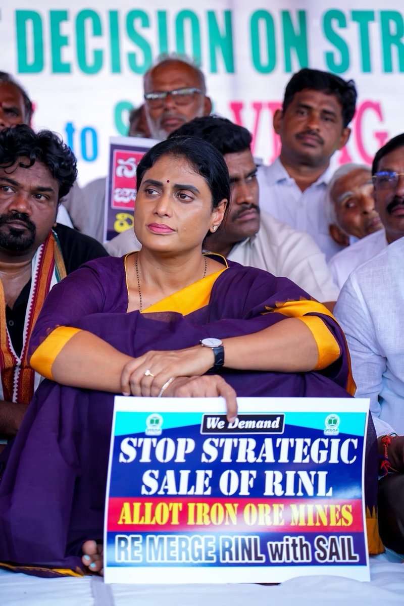 realyssharmila's tweet photo. విశాఖ ఉక్కు - ఆంధ్రుల హక్కు. విశాఖ స్టీల్ ప్లాంట్ కార్మికులకు మద్దతుగా నిరహార దీక్ష చేయడం జరిగింది. 2021 జనవరిలో తీసుకున్న ప్రైవేటీకరణ నిర్ణయానికి వ్యతిరేకంగా అప్పటి నుంచి ఉద్యమం కొనసాగుతూనే ఉంది. 2014 వరకు వైజాగ్ స్టీల్ కాంగ్రెస్ @INCIndia హయాంలో ఒక వెలుగు వెలిగింది. బీజేపీ హయాంలోనే స్టీల్ ప్లాంట్‌కి కష్టాలు మొదలయ్యాయి. అదానీకి మేలు చేసేందుకు స్టీల్ ప్లాంట్‌ను చంపేస్తున్నారు. గత 6 నెలలుగా కార్మికులను తొలగించే ప్రక్రియ సాగుతుంది. కాంగ్రెస్ హయాంలో ప్లాంట్‌లో 34వేల మంది ఉద్యోగులు ఉండేవారు. ఈ 11 ఏళ్లలో కారణం లేకుండా ఉద్యోగులను తొలగించారు. ఇప్పుడు ప్లాంట్‌లో ఉద్యోగులు 20వేల మంది మాత్రమే ఉన్నారు. 

ఇప్పుడు బీజేపీ @BJP4India అజెండా ఒకటే. స్టీల్ ప్లాంట్ భూములను అదానీకి అప్పగించాలి. అందుకే ఉద్యోగులను సైలెంట్‌గా తొలగిస్తున్నారు. విశాఖ స్టీల్ ప్లాంట్ ఆస్తుల విలువ రూ.4లక్షల కోట్లు. ఇంత విలువ జేసే భూములను అదానీకి అప్పనంగా అప్పజెప్పాలి అనుకుంటున్నారు. విశాఖ స్టీల్‌పై ఎవరి ఇష్టం వచ్చినట్లు వారు మాట్లాడుతున్నారు. బీజేపీ మంత్రులు ప్రైవేటీకరణ లేదు అంటారు. కేంద్ర ప్రభుత్వ ఉన్నత ఉద్యోగులు మాత్రం ప్రైవేటీకరణ నిర్ణయంలో మార్పు లేదు అంటారు. ఇందులో ఏది నిజం ? ఏది అబద్ధం ? రూ.11వేల కోట్లు పరిహారం ఇచ్చి ఆదుకున్నాం అనేది పచ్చి అబద్ధం. ఒక చేత్తో పరిహారం ఇచ్చి మరో చేత్తో బ్యాంక్ అప్పుల రూపేనా వెనక్కు తీసుకున్నారు. మరి పరిహారం ఇచ్చి ఆదుకున్నాం అని ఎందుకు గొప్పలు చెప్తారు? 

స్టీల్ ప్లాంట్ ప్రైవేటీకరణకు ఒప్పుకునేది లేదు. మా ప్రాణాలు అడ్డుపెట్టైనా స్టీల్ ప్లాంట్ కాపాడుకుంటాం. ఇది కాంగ్రెస్ పార్టీ స్థాపించిన ప్లాంట్. కాపాడేది కూడా కాంగ్రెస్ పార్టీనే @INC_Andhra . మోడీనీ, చంద్రబాబు @ncbn ను, పవన్ కళ్యాణ్‌ను @PawanKalyan హెచ్చరిస్తున్నాం. స్టీల్ ప్లాంట్ లో తొలగించిన 2 వేల మందిని వెంటనే విధుల్లో తీసుకోవాలి. స్టీల్ ప్లాంట్SAILలో విలీనం చేయాలి. ఈనెల 20 నుంచి తలపెట్టిన సమ్మెకు కాంగ్రెస్ తరపున మద్దతు ఇస్తున్నారు. కార్మికులను వెంటనే విధుల్లోకి తీసుకోకపోతే 21 న ఇదే స్టీల్ ప్లాంట్ వద్ద ఆమరణ నిరహార దీక్షకు దిగుతామని హెచ్చరిస్తున్నాను.