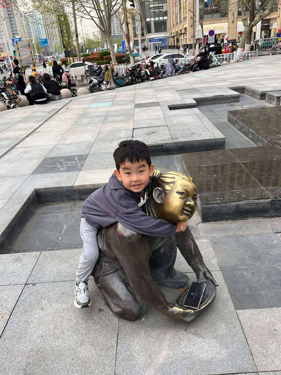 !!!! ДҮҮГЭЭ ХАЙЖ БАЙНА. !!!!
30-40 минутын өмнө бөхийн өргөөний автобусны буудлаас алга болсон байнаа. 4настай 120-130см өндөртэй Яаг энэ цэнхэр куртиктэйгээ явж байгаа тул харсан хүн байвал холбоо барьж туслана уу? Бас энийг харж байгаа найзууд минь шэйр хийж аль болох олон хүнд