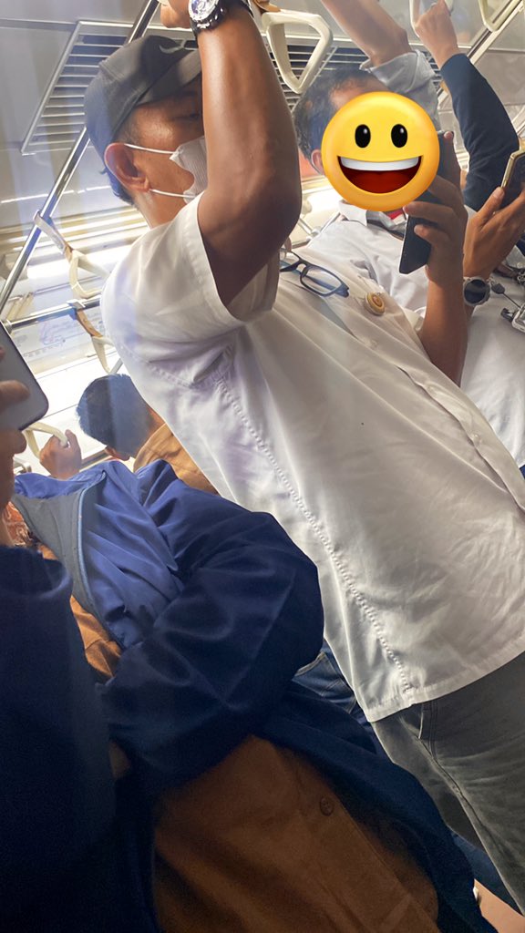 Gaes, kalau naik kereta liat bapak” ini hati” yaa. Soalnya beliau suka ngurusin orang lain. Iya tau makan dikereta itu slh, tapi ini cuma makan gorengan (kalau engga salah) eh malah dia negurnya pake suara kenceng bgt wkwk (btw bkn gua). Akhirnya gua blg “pak berisik udh” HEHE