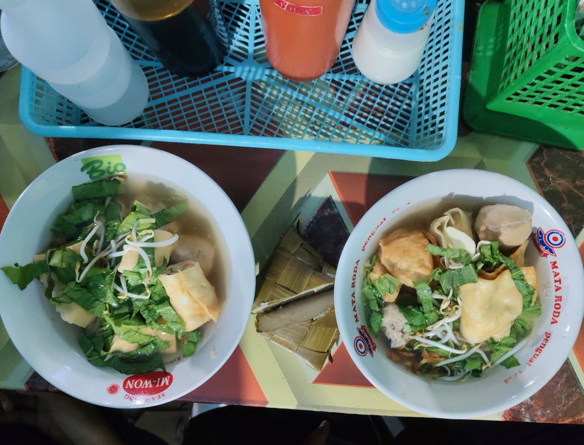 chilldulubrosis's tweet photo. buat yg mau ngebakso yg enak, murah, bisa custom karna banyak pilihan baksonya, sabi nih cobain bakso ini
btw ga cuma bakso aja yg dijual tapi ada juga mie ayamnya, blm pernah ngerasain mie ayamnya sih, lebih sering baksonya ehehe
📍Bakso woyo-woyo, pogung https://t.co/Zr8O80ibeO