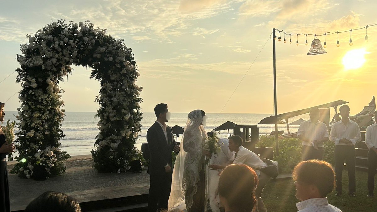 chiarinoda's tweet photo. 友人の結婚式でGWはバリ島に行ってました。円-ルピア相場がよかったので旅費はかなり抑えられたんですが停電や断水が何度かあったり、ご飯が30分出てこないのも普通。それでもレストランの物価は日本とあまり変わらず。日本のサービス品質って世界的に見ても本当にすごいんだなと実感しました。だからこそインバウンドに向けて適正な価格で価値を届けていくことが、人口減少が進む日本にとって生産性を維持するために必要不可欠なテーマだと感じています。まだまだ勉強中ですが、こういう実体験からも考え続けていきたいです。