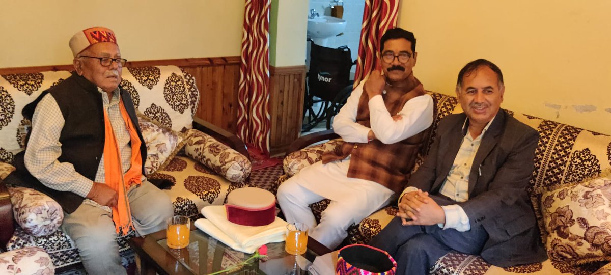 भारतीय जन संघ में रहे पदाधिकारी,श्री भगतराम चौहान जी से आज आत्मीय भेंट कर उनके स्वास्थ्य की जानकारी ली।मैं उनके जल्द स्वस्थ होने की कामना करता हूँ।
श्री भगतराम जी 1974 में प्रदेश कोषाध्यक्ष एवं 1980 से 1998 तक प्रदेश चुनाव अधिकारी रहे है।साथ ही 1990 में चुनाव जीतकर विधायक बने थे।