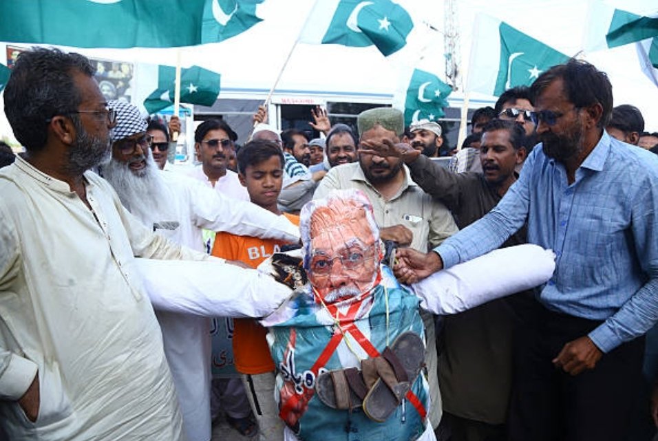 Journo_vivek's tweet image. पाकिस्तान के हैदराबाद में भारत के प्रधानमंत्री नरेंद्र मोदी @narendramodi जी के पुतले जलाये जा रहे हैं। इसी को चोरी और सीनाजोरी कहते हैं। मोदी जी ने तो अभी तक नीतिगत फैसले ही लिये हैं, असली कार्रवाई तो बाकी है। 
#Pakistan #NarendraModi #GettyImage