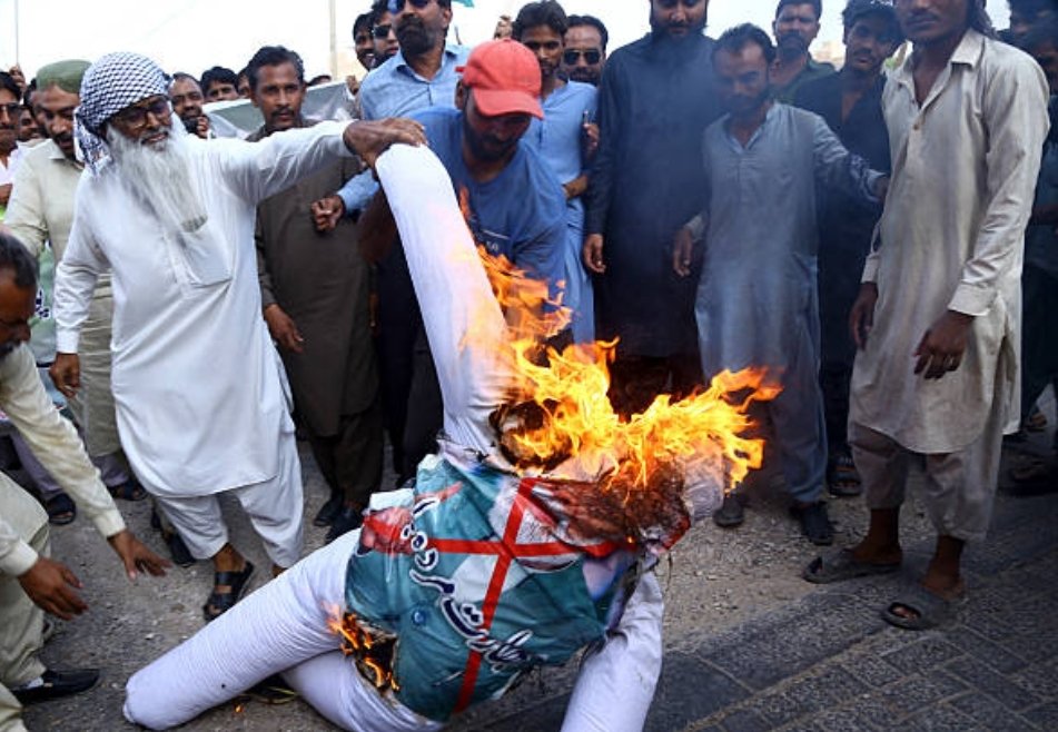 Journo_vivek's tweet image. पाकिस्तान के हैदराबाद में भारत के प्रधानमंत्री नरेंद्र मोदी @narendramodi जी के पुतले जलाये जा रहे हैं। इसी को चोरी और सीनाजोरी कहते हैं। मोदी जी ने तो अभी तक नीतिगत फैसले ही लिये हैं, असली कार्रवाई तो बाकी है। 
#Pakistan #NarendraModi #GettyImage