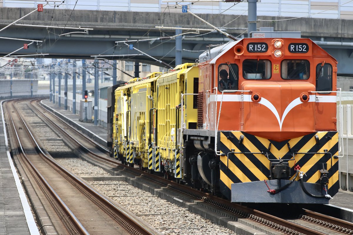 Falker R152 2025/05/06 7143次 貨物列車(保線用車両配給) R152+D2401+L2401+F2401(苗栗試運転返却)