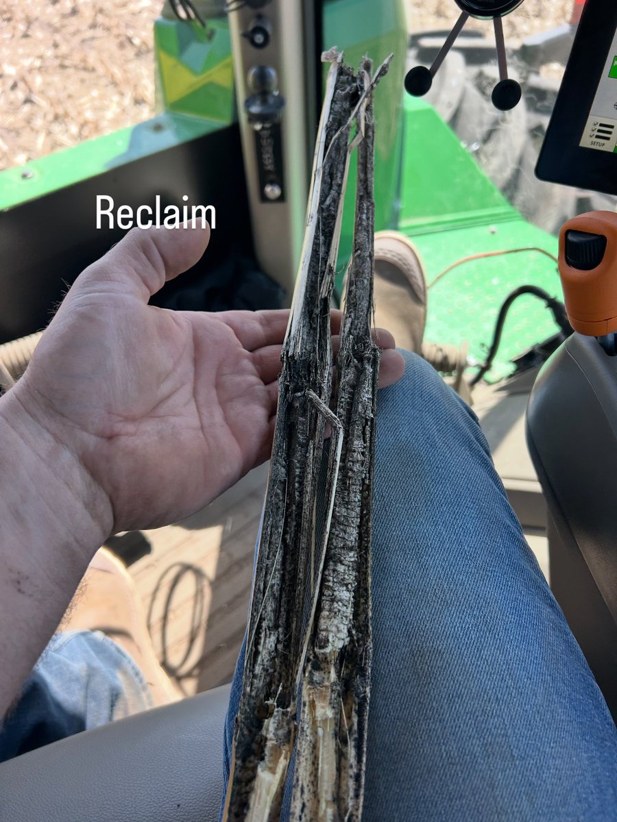DirectEntInc's tweet image. Direct Enterprises Dealer Eric Decker of Hitchcock, SD trusts the process…
Giddyup! ♻️🤠🇺🇸🌱🚜⚡️
#theDEIdifference #agronomy #soybeans #corn #wheat #cropresidue #agriculture #farming #seedtreatment #seedtreater #AT500H #NutriCharge #Reclaim #plant25