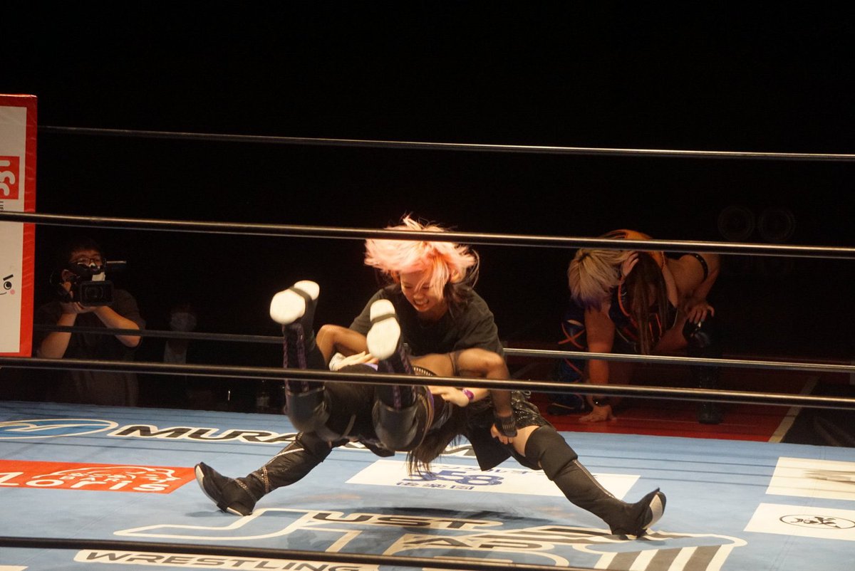 Apwjto's tweet photo. 人生を救われたんだ

俺にとってその人との試合は、
マジで人生懸けた一戦なんだ

入場用マスクの目元の形
コスチュームにあしらったフリンジ
俺の使うあの技
ビッグマッチの時の白いコスチューム

これは4年をかけた伏線回収

足元にも及ばない俺が
色んな人に押し上げられて眼前に立つんだ

貴方に人生を救われた学生がいたこと
そいつがプロレスラーになったこと
デビューしてからいつだって貴方を夢と掲げていたこと

そして

今貴方の前に立つ覚悟ができていること

貴方に一泡吹かせるんだと武者震いしてること

全部プロレスで魅せる、
全部プロレスで伝える

その瞬間だけは全部俺のもの

俺を見ろ

俺を見ろ

俺だけを見てろ
 #タカタイチ
 #pw_jto
 #SUICIDEQUEEN