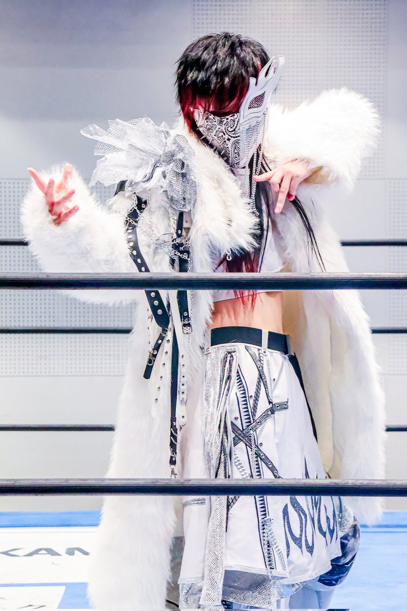 Apwjto's tweet photo. 人生を救われたんだ

俺にとってその人との試合は、
マジで人生懸けた一戦なんだ

入場用マスクの目元の形
コスチュームにあしらったフリンジ
俺の使うあの技
ビッグマッチの時の白いコスチューム

これは4年をかけた伏線回収

足元にも及ばない俺が
色んな人に押し上げられて眼前に立つんだ

貴方に人生を救われた学生がいたこと
そいつがプロレスラーになったこと
デビューしてからいつだって貴方を夢と掲げていたこと

そして

今貴方の前に立つ覚悟ができていること

貴方に一泡吹かせるんだと武者震いしてること

全部プロレスで魅せる、
全部プロレスで伝える

その瞬間だけは全部俺のもの

俺を見ろ

俺を見ろ

俺だけを見てろ
 #タカタイチ
 #pw_jto
 #SUICIDEQUEEN