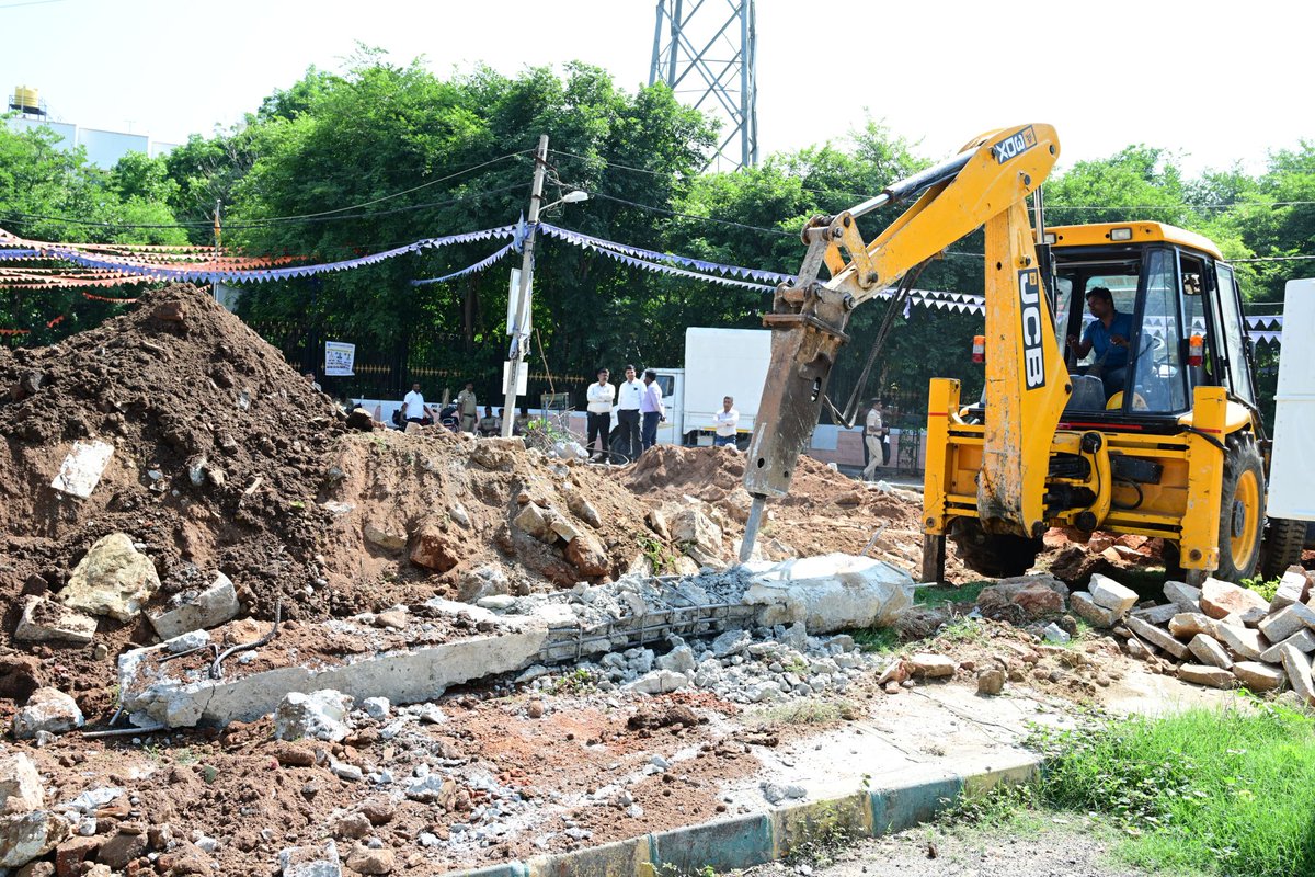 Bangalore Development Authority (@bdacommissioner) on Twitter photo ಬೆಂಗಳೂರು ಅಭಿವೃದ್ಧಿ ಪ್ರಾಧಿಕಾರವು ಅನಧಿಕೃತ ನಿರ್ಮಾಣಗಳನ್ನು ತೆರವುಗೊಳಿಸುವ ಕಾರ್ಯಾಚರಣೆಯನ್ನು ಮುಂದುವರೆಸಿದ್ದು, ಇಂದು ನಡೆದ ಕಾರ್ಯಾಚರಣೆಯಲ್ಲಿ ರಾಜೀವ್ ಗಾಂಧಿ ನಗರ, ನಂದಿನಿ ಬಡಾವಣೆಯಲ್ಲಿ ರೂ. 3.5 ಕೋಟಿ ಆಸ್ತಿಯನ್ನು ವಶಪಡಿಸಿಕೊಂಡಿದೆ.
ಬೆಂಗಳೂರು ಉತ್ತರ ತಾಲ್ಲೂಕು, ಯಶವಂತಪುರ ಹೋಬಳಿ, ಜಾರಕಬಂಡೆ ಕಾವಲ್ ಗ್ರಾಮದ ಸರ್ವೆ ನಂ. 01 ಬೆಂಗಳೂರು ಅಭಿವೃದ್ಧಿ ಪ್ರಾಧಿಕಾರವು ಅನಧಿಕೃತ ನಿರ್ಮಾಣಗಳನ್ನು ತೆರವುಗೊಳಿಸುವ ಕಾರ್ಯಾಚರಣೆಯನ್ನು ಮುಂದುವರೆಸಿದ್ದು, ಇಂದು ನಡೆದ ಕಾರ್ಯಾಚರಣೆಯಲ್ಲಿ ರಾಜೀವ್ ಗಾಂಧಿ ನಗರ, ನಂದಿನಿ ಬಡಾವಣೆಯಲ್ಲಿ ರೂ. 3.5 ಕೋಟಿ ಆಸ್ತಿಯನ್ನು ವಶಪಡಿಸಿಕೊಂಡಿದೆ.
ಬೆಂಗಳೂರು ಉತ್ತರ ತಾಲ್ಲೂಕು, ಯಶವಂತಪುರ ಹೋಬಳಿ, ಜಾರಕಬಂಡೆ ಕಾವಲ್ ಗ್ರಾಮದ ಸರ್ವೆ ನಂ. 01