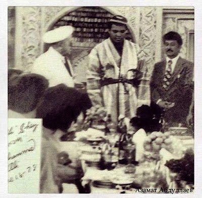 uyghurkollektip's tweet photo. Muhammad Ali in Uzbekistan with a doppa 🤠 #doppaday https://t.co/fmDDFvx0cM