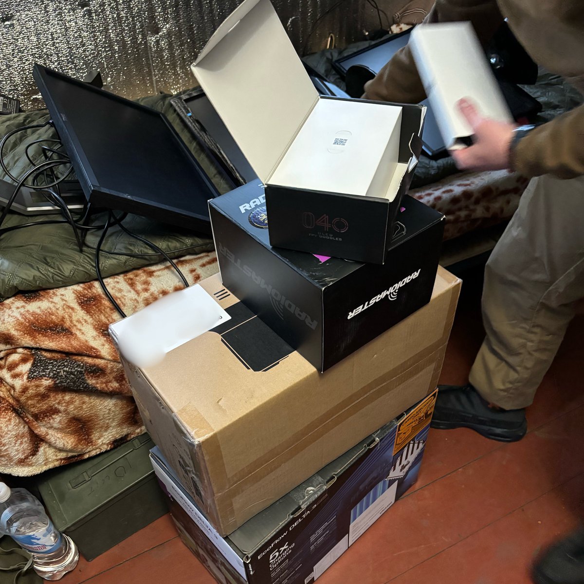 Lion Defence Team 🇫🇮🤝🇺🇦 (@liondefenceteam) on Twitter photo EcoFlow Delta 3 w/ extra battery, drone pilot goggle and controller, computer screens, etc. for defenders of <a href="/14brigade/">Червона Калина</a> 💪 EcoFlow Delta 3 w/ extra battery, drone pilot goggle and controller, computer screens, etc. for defenders of <a href="/14brigade/">Червона Калина</a> 💪