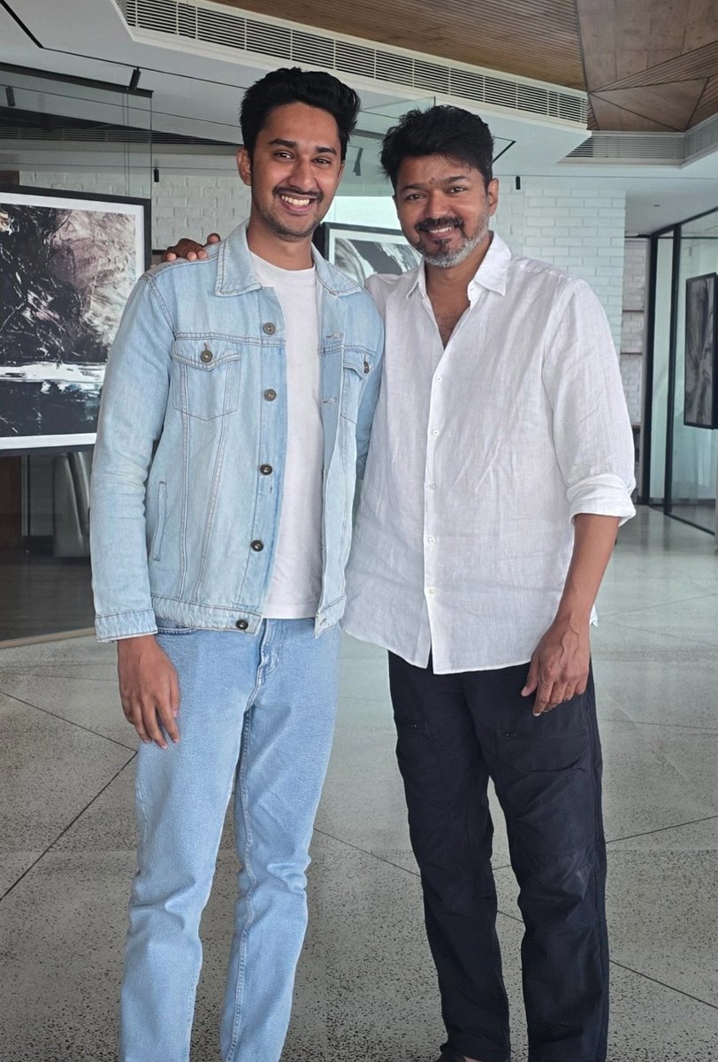 MeenaJo7's tweet photo. #Sachein Director #JohnMahendran's Son #KevinAdams recent click with Our Thalapathy😍💙
#SacheinReRelease | #Meenajo https://t.co/wlkqqpOoz9