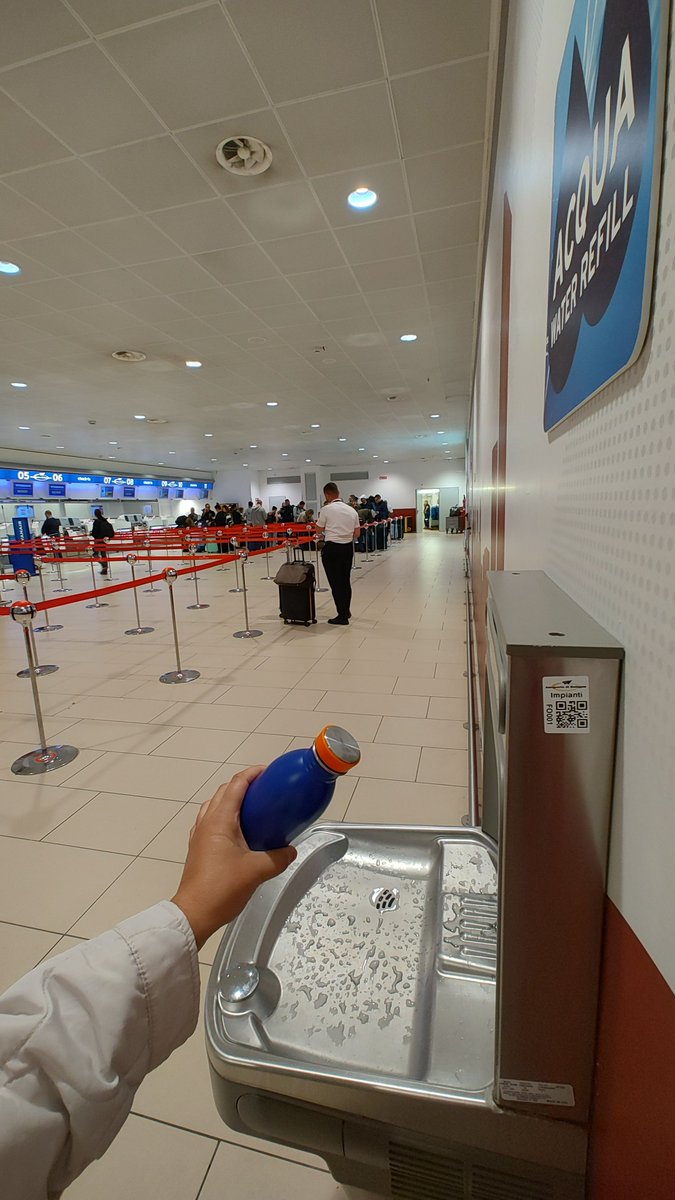 BLQairport's tweet photo. 🚰💦 In partenza o appena atterrato e la tua borraccia è vuota? 🌍 
✈️💧  
Ecco dove ricaricarla:
🔹 Area check-in, Isola A  
🔹Partenze Schengen🛍️  
🔹 Partenze Extra-Schengen🍴  
🔹 Riconsegna bagagli Schengen 🏧  
🔹 Riconsegna bagagli Extra-Schengen🚔
💚

#BLQInnovability https://t.co/ZxPpu6Ly6T