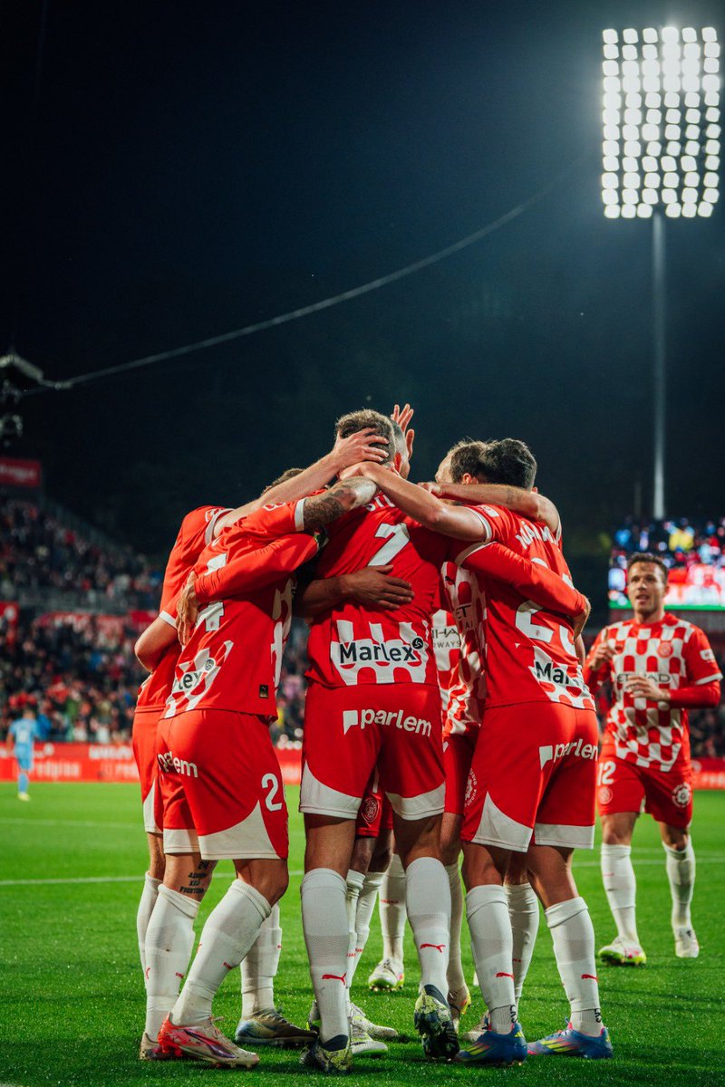 CristhianStuani's tweet image. Para ganar en estas situaciones hay que saber sufrir y dejarlo todo. Muy feliz por el partidazo del equipo. No era nada fácil, pero lo sacamos con alma,corazón y lucha.
Hemos podido regalarles esta alegría a los nuestros.
Seguiremos peleando hasta el final⚔️
Siempre @GironaFC ❤️