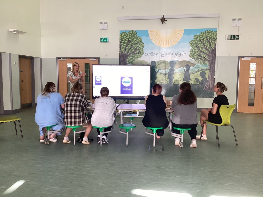 Greenhill10's tweet photo. Miss Prothero explaining to parents in Dosbarth Enfys how she teaches phonics and reading using Read, Write Inc. Involving and informing parents to enable them to support their child's learning. https://t.co/i6wJBCRYmr