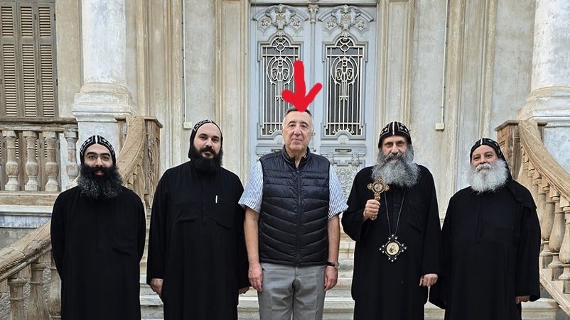 منذ أن تأسست المحكمة الدستورية العليا في مصر بقرار من الرئيس السادات، مر عليها 11 رئيساً ليس بينهم "قبطي واحد".
لكن في عهد السيسي تم تعيين القبطي بولس فهمي إسكندر رئيسا للمحكمة الدستورية العليا التي تنظر في التشريعات الإسلامية في دولة أغلبيتها مسلمة.
الأدهى من ذلك أن #السيسى