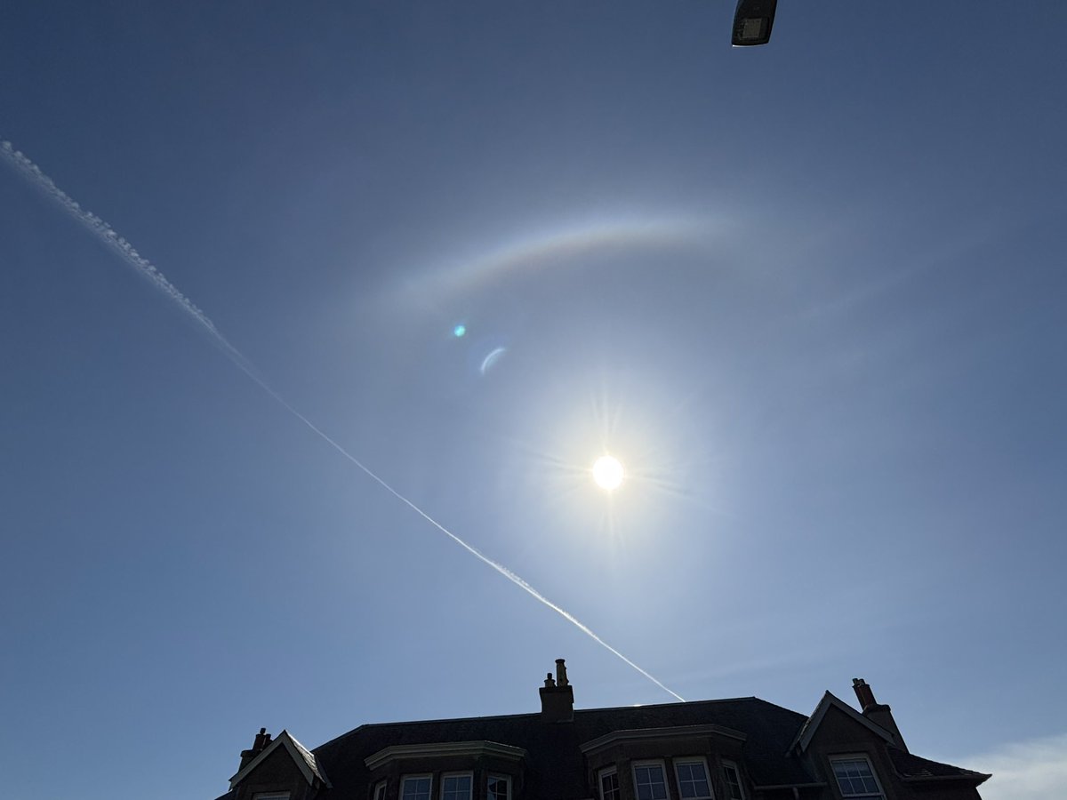 AndyMay36121988's tweet image. Edinburgh.
6/5/25.
Vid - 0923hrs. Broken blanket, but miraculously stretching solely across the city!
Once cleared, they just weren’t giving us a “clear blue sky day”.
Always just a little dimming, a little veil.
And, Mother Nature doesn’t do straight lines, does she?!