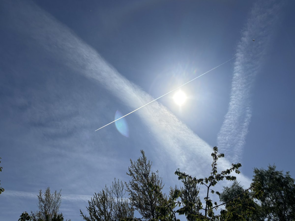 AndyMay36121988's tweet image. Edinburgh.
6/5/25.
Vid - 0923hrs. Broken blanket, but miraculously stretching solely across the city!
Once cleared, they just weren’t giving us a “clear blue sky day”.
Always just a little dimming, a little veil.
And, Mother Nature doesn’t do straight lines, does she?!