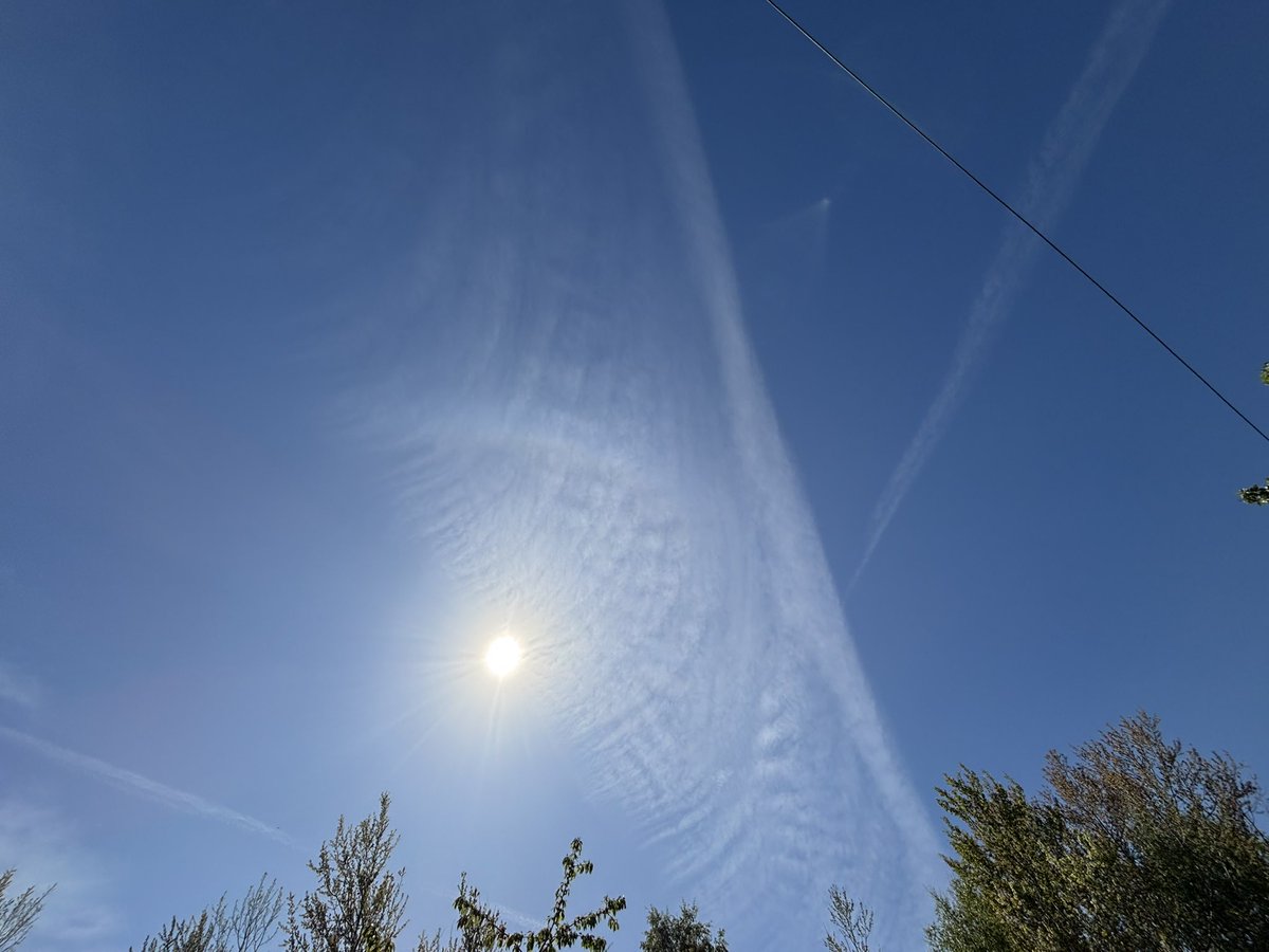 AndyMay36121988's tweet image. Edinburgh.
6/5/25.
Vid - 0923hrs. Broken blanket, but miraculously stretching solely across the city!
Once cleared, they just weren’t giving us a “clear blue sky day”.
Always just a little dimming, a little veil.
And, Mother Nature doesn’t do straight lines, does she?!