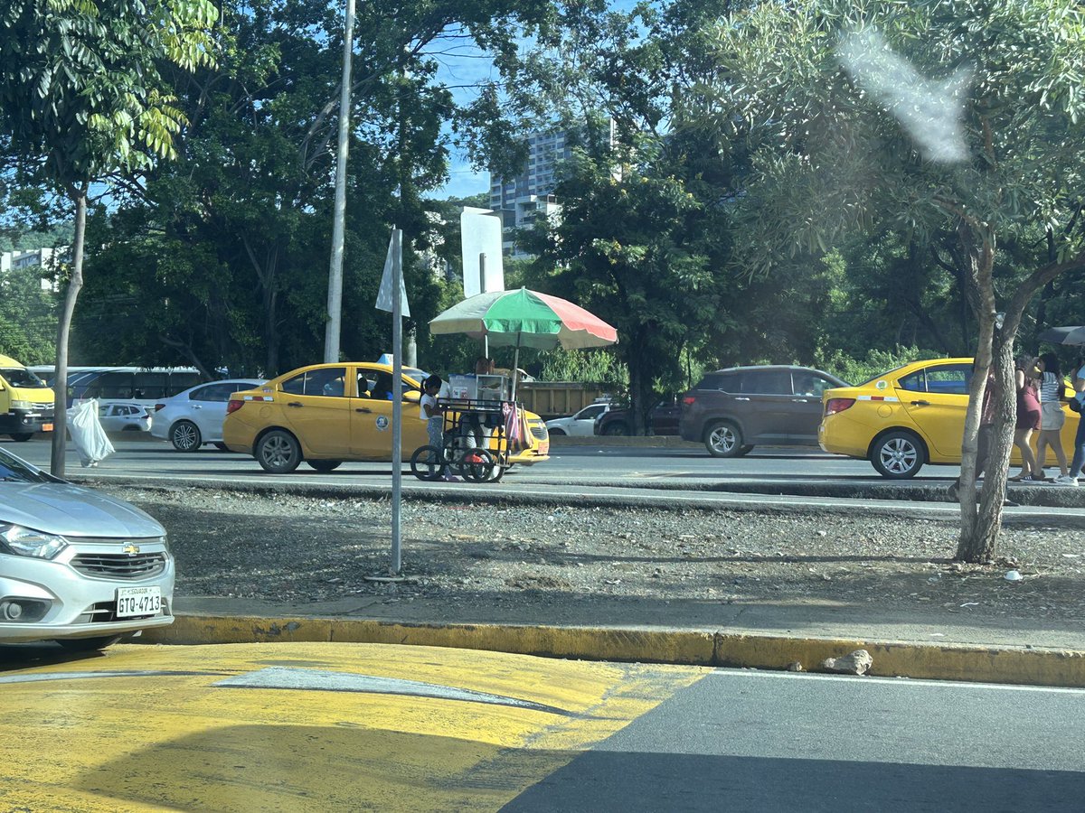 Kazzmania's tweet photo. Sr Alcalde @aquilesalvarez preocupa la aglomeración de vendedores informales en vía a la costa, a la altura de la puerta 2 de Puerto Azul, cada día hay más, y dejan la zona hecha un basurero.  Requerimos su atención en el tema. @FernandCornejoV @segura_ep https://t.co/cjTxD5wsO0