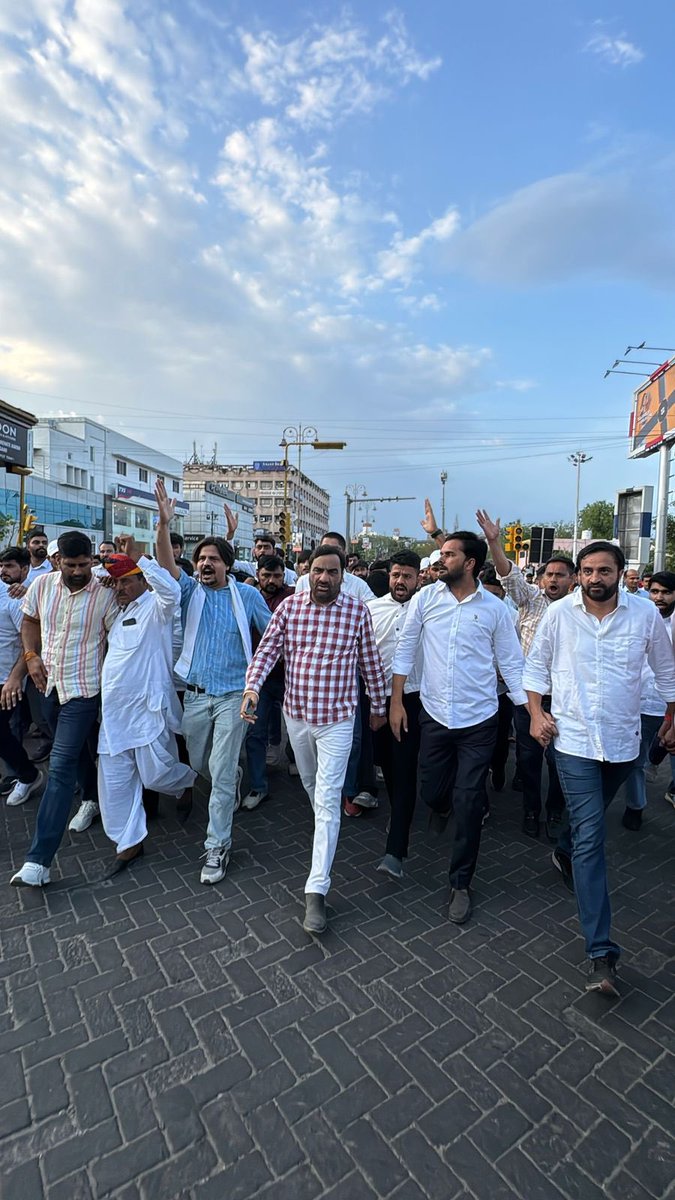 राजस्थानी काका 💪🙏 (@rajsthanikaka) on Twitter photo SI भर्ती रद्द करने को लेकर हनुमान जी सड़क पर संघर्ष कर रहे है
लम्बे बाल वाला लड़का भी ब्याह में जीमकर आ गया है
अबकी बार थोड़े बाल कटवा कर आया है
<a href="/hanumanbeniwal/">HANUMAN BENIWAL</a> 🙏 SI भर्ती रद्द करने को लेकर हनुमान जी सड़क पर संघर्ष कर रहे है
लम्बे बाल वाला लड़का भी ब्याह में जीमकर आ गया है
अबकी बार थोड़े बाल कटवा कर आया है
<a href="/hanumanbeniwal/">HANUMAN BENIWAL</a> 🙏