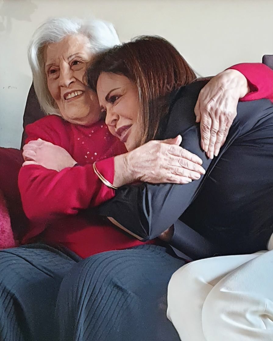 اشتقتلك كتير ماما، قلبي عم يوجعني والبيت فاضي من دونك 💔 صار مارق شهر بس كإنو مبارح كنت بين إيديكي عم تغنجيني ...
سامحيني إذا شي يوم زعّلتك بشي🙏🏼 بحبك لتخلص الدني ❤️