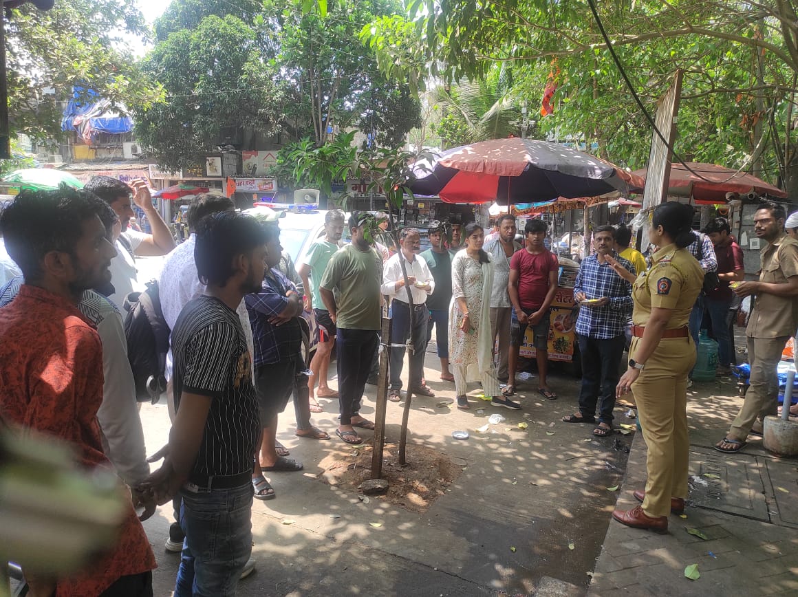 सांताक्रुज पोलीस ठाणे येथील निर्भया पथकाने ईश्वलाल गार्डन येथील महिला व पुरुष यांचे सोबत संवाद साधून नव्याने लागू झालेल्या भारतीय नागरिक सुरक्षा संहिता व भारतीय न्यायसंहिता या कायद्याबाबत व निर्भया पत्ता बद्दल माहिती दिली.
