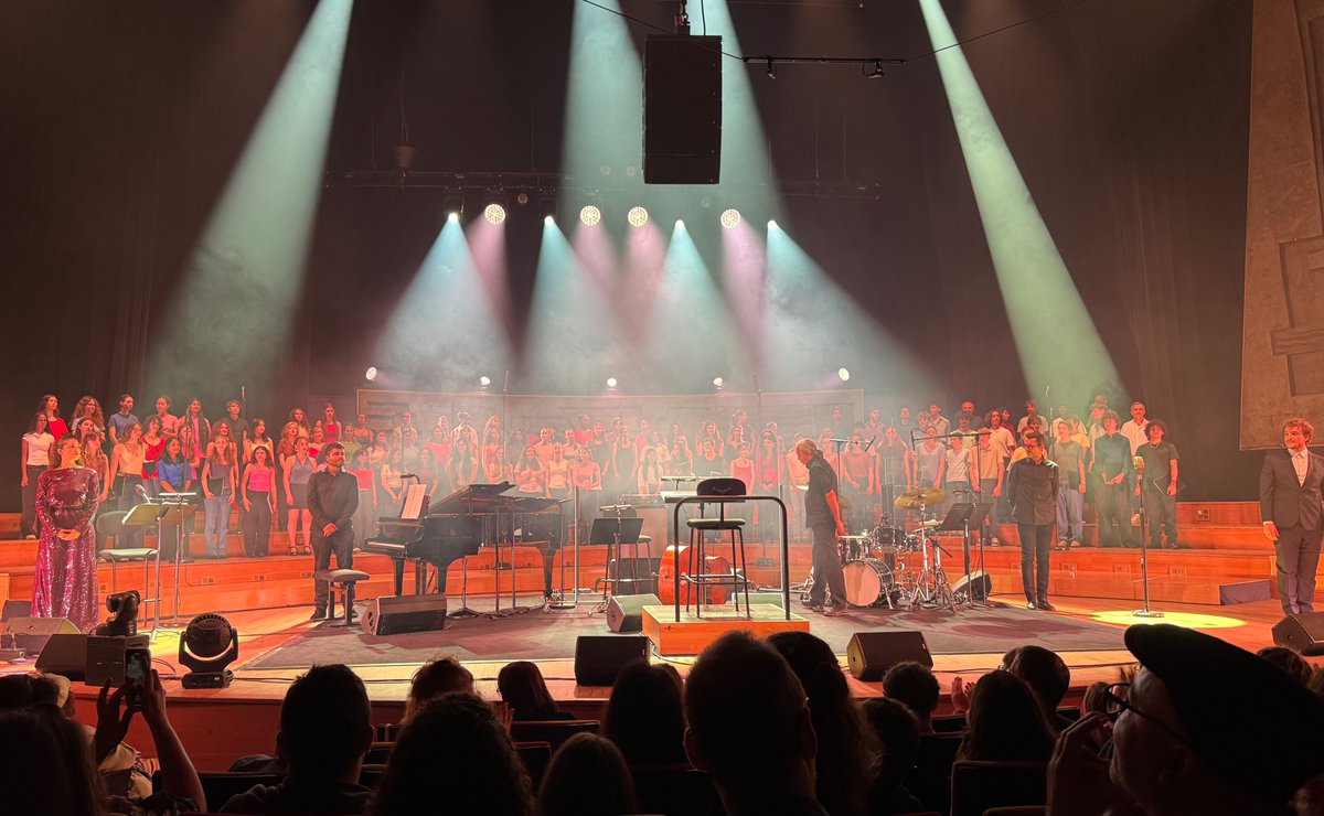 Musique Créteil (@musiquecreteil) on Twitter photo 🎤 La musique au lycée 🎶
Concert fédérateur au Studio 104 à <a href="/radiofrance/">Radio France</a> avec des élèves de 3 lycées franciliens issus de 3 académies <a href="/AcCreteil/">Académie de Créteil</a> <a href="/Academie_Paris/">Académie de Paris</a> <a href="/acversailles/">Académie de Versailles</a>.
Un programme consacré à Billie Holiday, sous les applaudissements de notre Recteur <a href="/ChanetJF/">Chanet Jean-François</a> 👏🏻 🎤 La musique au lycée 🎶
Concert fédérateur au Studio 104 à <a href="/radiofrance/">Radio France</a> avec des élèves de 3 lycées franciliens issus de 3 académies <a href="/AcCreteil/">Académie de Créteil</a> <a href="/Academie_Paris/">Académie de Paris</a> <a href="/acversailles/">Académie de Versailles</a>.
Un programme consacré à Billie Holiday, sous les applaudissements de notre Recteur <a href="/ChanetJF/">Chanet Jean-François</a> 👏🏻