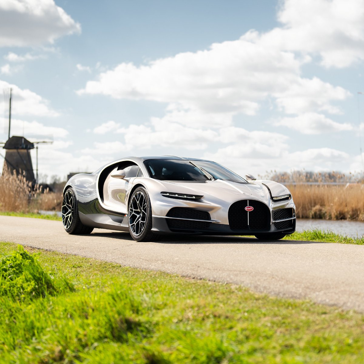 BugattiRiyadh's tweet image. Tourbillon¹ Bugatti 
تجربة استثنائية لعشّاق القوة والأداء الفاخر.​

Experience raw speed and unrivalled sophistication with the Bugatti Tourbillon.​

 #Bugatti #PrecisionAndPower #BugattiExperience